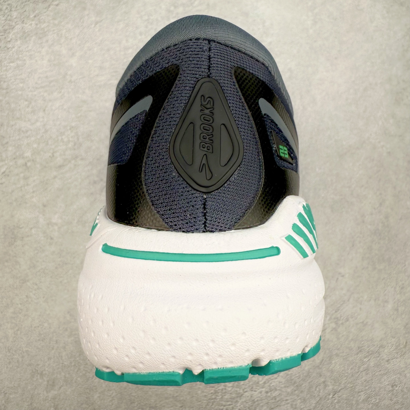 图片[8]-Brooks布鲁克斯 Adrenaline GTS 23 舒适时尚减震透气低帮休闲跑步鞋 Brooks 四大跑鞋之一 百年品牌 跑鞋从外形上基本就能判断这是一款速度跑鞋 简洁干练的外形结构和极强的运动流线型看着非常有速度感 上脚的第一感觉是非常轻 美码9码的鞋单只206g不到 从个人偏好来说 200g左右的竞速鞋最具安全感 鞋面采用单层网布 很薄 前掌使用了大量开放式网眼 排气直接快速 透气性上乘 鞋舌也是轻量化设计 仅为一层麂皮 和脚背完美贴合 鞋舌中央有个防偏穿孔 从实际穿着来看 通常鞋舌都是外偏 如果是防偏穿孔位于中心 防偏效果其实并不十分有效 如果采用趋外侧的偏心设计更有效 鞋帮泡棉填充量不大 但非常紧凑 贴合舒适 包裹稳固 内置硬质TPU保证必要的稳定性 跑鞋中底采用的是DNA FLASH科技材料 DNA FLASH中底科技 是Brooks第一款将氮气注入中底的创新科技 主要原理是借助“超临界流体”发泡技术 将液态氮稳定的转化为气态氮 并使其均匀地形成无数紧密贴合的密闭式气囊结构 尺码：36 36.5 37.5 38 38.5 39 40 40.5 41 42 42.5 43 44 44.5 45 46-选品中心