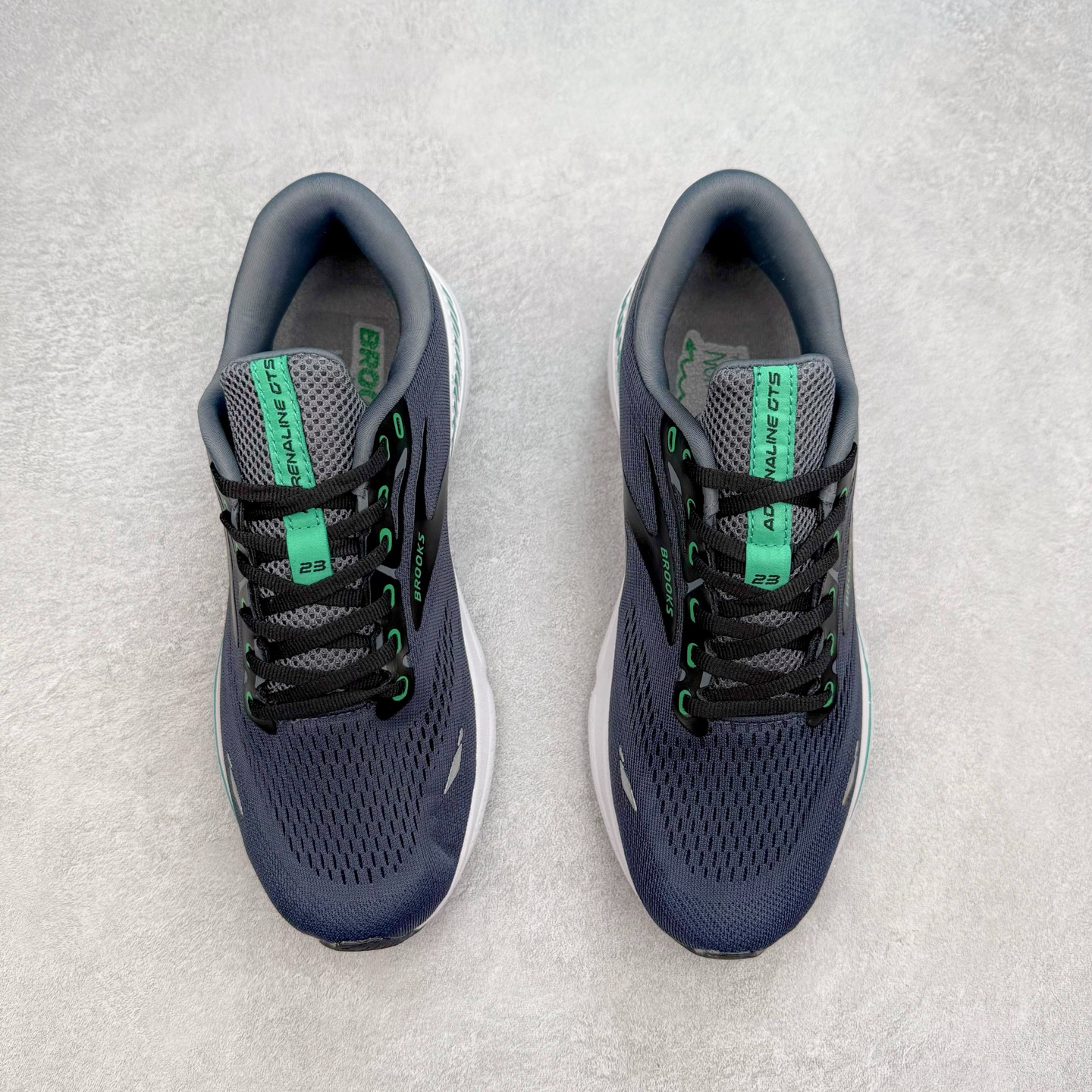 图片[2]-Brooks布鲁克斯 Adrenaline GTS 23 舒适时尚减震透气低帮休闲跑步鞋 Brooks 四大跑鞋之一 百年品牌 跑鞋从外形上基本就能判断这是一款速度跑鞋 简洁干练的外形结构和极强的运动流线型看着非常有速度感 上脚的第一感觉是非常轻 美码9码的鞋单只206g不到 从个人偏好来说 200g左右的竞速鞋最具安全感 鞋面采用单层网布 很薄 前掌使用了大量开放式网眼 排气直接快速 透气性上乘 鞋舌也是轻量化设计 仅为一层麂皮 和脚背完美贴合 鞋舌中央有个防偏穿孔 从实际穿着来看 通常鞋舌都是外偏 如果是防偏穿孔位于中心 防偏效果其实并不十分有效 如果采用趋外侧的偏心设计更有效 鞋帮泡棉填充量不大 但非常紧凑 贴合舒适 包裹稳固 内置硬质TPU保证必要的稳定性 跑鞋中底采用的是DNA FLASH科技材料 DNA FLASH中底科技 是Brooks第一款将氮气注入中底的创新科技 主要原理是借助“超临界流体”发泡技术 将液态氮稳定的转化为气态氮 并使其均匀地形成无数紧密贴合的密闭式气囊结构 尺码：36 36.5 37.5 38 38.5 39 40 40.5 41 42 42.5 43 44 44.5 45 46-选品中心