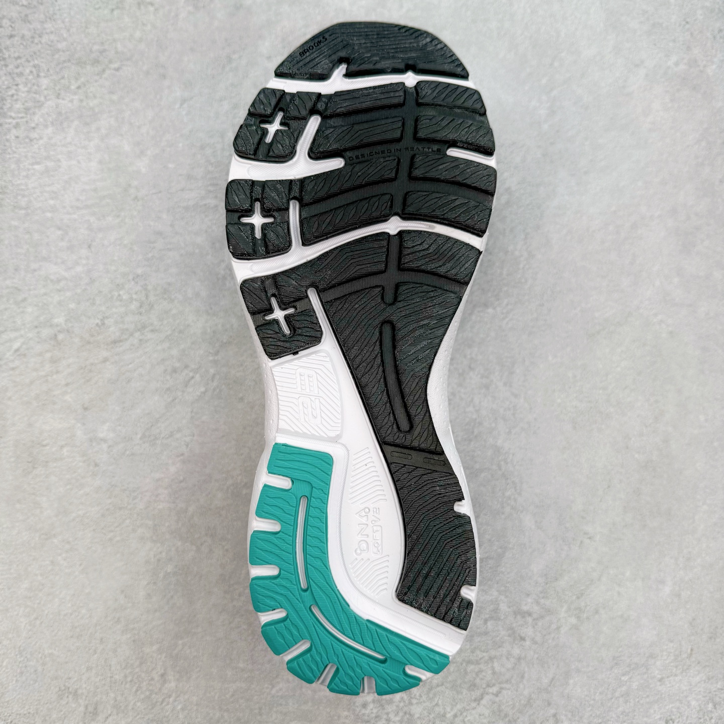 图片[9]-Brooks布鲁克斯 Adrenaline GTS 23 舒适时尚减震透气低帮休闲跑步鞋 Brooks 四大跑鞋之一 百年品牌 跑鞋从外形上基本就能判断这是一款速度跑鞋 简洁干练的外形结构和极强的运动流线型看着非常有速度感 上脚的第一感觉是非常轻 美码9码的鞋单只206g不到 从个人偏好来说 200g左右的竞速鞋最具安全感 鞋面采用单层网布 很薄 前掌使用了大量开放式网眼 排气直接快速 透气性上乘 鞋舌也是轻量化设计 仅为一层麂皮 和脚背完美贴合 鞋舌中央有个防偏穿孔 从实际穿着来看 通常鞋舌都是外偏 如果是防偏穿孔位于中心 防偏效果其实并不十分有效 如果采用趋外侧的偏心设计更有效 鞋帮泡棉填充量不大 但非常紧凑 贴合舒适 包裹稳固 内置硬质TPU保证必要的稳定性 跑鞋中底采用的是DNA FLASH科技材料 DNA FLASH中底科技 是Brooks第一款将氮气注入中底的创新科技 主要原理是借助“超临界流体”发泡技术 将液态氮稳定的转化为气态氮 并使其均匀地形成无数紧密贴合的密闭式气囊结构 尺码：36 36.5 37.5 38 38.5 39 40 40.5 41 42 42.5 43 44 44.5 45 46-选品中心