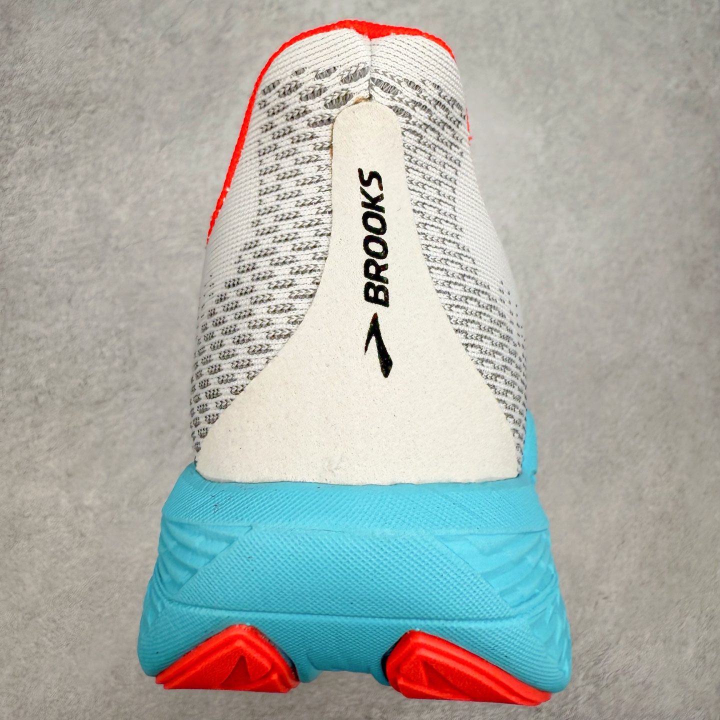 图片[8]-Brooks Hyperion 布鲁克斯旋风2代舒适百搭防滑轻便低帮跑步鞋 Brooks 四大跑鞋之一 百年品牌 跑鞋从外形上基本就能判断这是一款速度跑鞋 简洁干练的外形结构和极强的运动流线型看着非常有速度感 上脚的第一感觉是非常轻 美码9码的鞋单只206g不到 从个人偏好来说 200g左右的竞速鞋最具安全感 鞋面采用单层网布 很薄 前掌使用了大量开放式网眼 排气直接快速 透气性上乘 鞋舌也是轻量化设计 仅为一层麂皮 和脚背完美贴合 鞋舌中央有个防偏穿孔 从实际穿着来看 通常鞋舌都是外偏 如果是防偏穿孔位于中心 防偏效果其实并不十分有效 如果采用趋外侧的偏心设计更有效 鞋帮泡棉填充量不大 但非常紧凑 贴合舒适 包裹稳固 内置硬质TPU保证必要的稳定性 跑鞋中底采用的是DNA FLASH科技材料 DNA FLASH中底科技 是Brooks第一款将氮气注入中底的创新科技 主要原理是借助“超临界流体”发泡技术 将液态氮稳定的转化为气态氮 并使其均匀地形成无数紧密贴合的密闭式气囊结构 尺码：36 36.5 37.5 38 38.5 39 40 40.5 41 42 42.5 43 44 44.5 45 46-选品中心