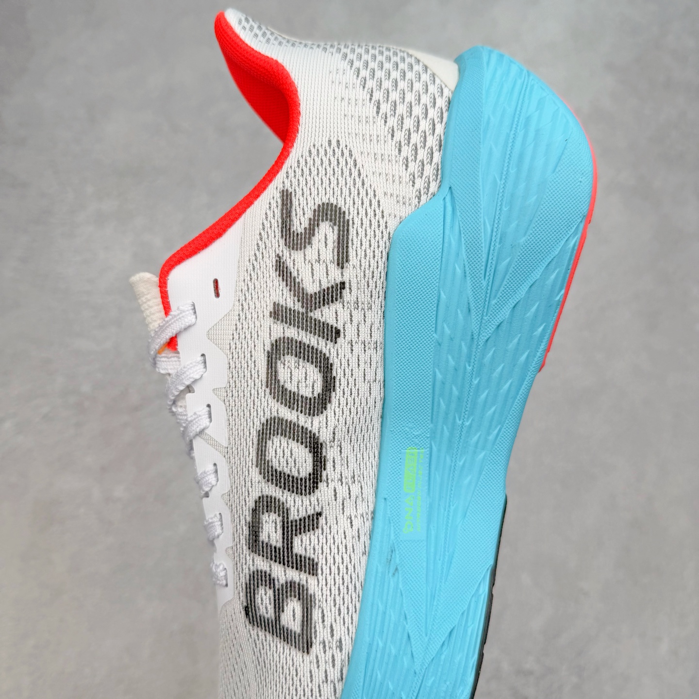 图片[7]-Brooks Hyperion 布鲁克斯旋风2代舒适百搭防滑轻便低帮跑步鞋 Brooks 四大跑鞋之一 百年品牌 跑鞋从外形上基本就能判断这是一款速度跑鞋 简洁干练的外形结构和极强的运动流线型看着非常有速度感 上脚的第一感觉是非常轻 美码9码的鞋单只206g不到 从个人偏好来说 200g左右的竞速鞋最具安全感 鞋面采用单层网布 很薄 前掌使用了大量开放式网眼 排气直接快速 透气性上乘 鞋舌也是轻量化设计 仅为一层麂皮 和脚背完美贴合 鞋舌中央有个防偏穿孔 从实际穿着来看 通常鞋舌都是外偏 如果是防偏穿孔位于中心 防偏效果其实并不十分有效 如果采用趋外侧的偏心设计更有效 鞋帮泡棉填充量不大 但非常紧凑 贴合舒适 包裹稳固 内置硬质TPU保证必要的稳定性 跑鞋中底采用的是DNA FLASH科技材料 DNA FLASH中底科技 是Brooks第一款将氮气注入中底的创新科技 主要原理是借助“超临界流体”发泡技术 将液态氮稳定的转化为气态氮 并使其均匀地形成无数紧密贴合的密闭式气囊结构 尺码：36 36.5 37.5 38 38.5 39 40 40.5 41 42 42.5 43 44 44.5 45 46-选品中心