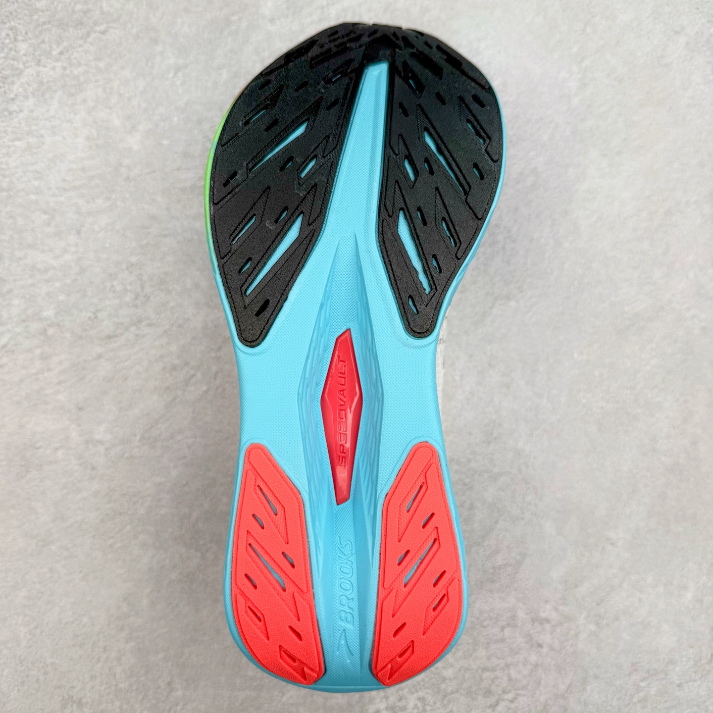 图片[9]-Brooks Hyperion 布鲁克斯旋风2代舒适百搭防滑轻便低帮跑步鞋 Brooks 四大跑鞋之一 百年品牌 跑鞋从外形上基本就能判断这是一款速度跑鞋 简洁干练的外形结构和极强的运动流线型看着非常有速度感 上脚的第一感觉是非常轻 美码9码的鞋单只206g不到 从个人偏好来说 200g左右的竞速鞋最具安全感 鞋面采用单层网布 很薄 前掌使用了大量开放式网眼 排气直接快速 透气性上乘 鞋舌也是轻量化设计 仅为一层麂皮 和脚背完美贴合 鞋舌中央有个防偏穿孔 从实际穿着来看 通常鞋舌都是外偏 如果是防偏穿孔位于中心 防偏效果其实并不十分有效 如果采用趋外侧的偏心设计更有效 鞋帮泡棉填充量不大 但非常紧凑 贴合舒适 包裹稳固 内置硬质TPU保证必要的稳定性 跑鞋中底采用的是DNA FLASH科技材料 DNA FLASH中底科技 是Brooks第一款将氮气注入中底的创新科技 主要原理是借助“超临界流体”发泡技术 将液态氮稳定的转化为气态氮 并使其均匀地形成无数紧密贴合的密闭式气囊结构 尺码：36 36.5 37.5 38 38.5 39 40 40.5 41 42 42.5 43 44 44.5 45 46-选品中心