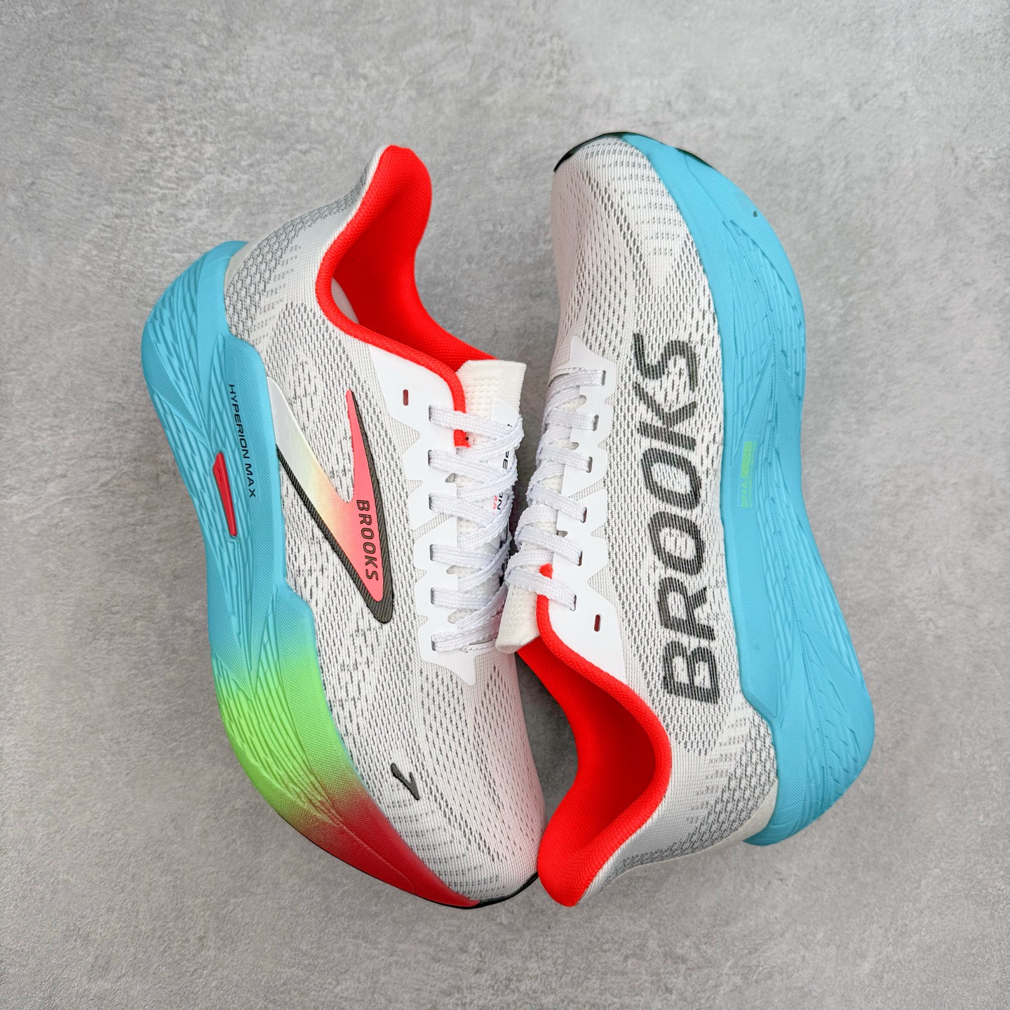 图片[3]-Brooks Hyperion 布鲁克斯旋风2代舒适百搭防滑轻便低帮跑步鞋 Brooks 四大跑鞋之一 百年品牌 跑鞋从外形上基本就能判断这是一款速度跑鞋 简洁干练的外形结构和极强的运动流线型看着非常有速度感 上脚的第一感觉是非常轻 美码9码的鞋单只206g不到 从个人偏好来说 200g左右的竞速鞋最具安全感 鞋面采用单层网布 很薄 前掌使用了大量开放式网眼 排气直接快速 透气性上乘 鞋舌也是轻量化设计 仅为一层麂皮 和脚背完美贴合 鞋舌中央有个防偏穿孔 从实际穿着来看 通常鞋舌都是外偏 如果是防偏穿孔位于中心 防偏效果其实并不十分有效 如果采用趋外侧的偏心设计更有效 鞋帮泡棉填充量不大 但非常紧凑 贴合舒适 包裹稳固 内置硬质TPU保证必要的稳定性 跑鞋中底采用的是DNA FLASH科技材料 DNA FLASH中底科技 是Brooks第一款将氮气注入中底的创新科技 主要原理是借助“超临界流体”发泡技术 将液态氮稳定的转化为气态氮 并使其均匀地形成无数紧密贴合的密闭式气囊结构 尺码：36 36.5 37.5 38 38.5 39 40 40.5 41 42 42.5 43 44 44.5 45 46-选品中心