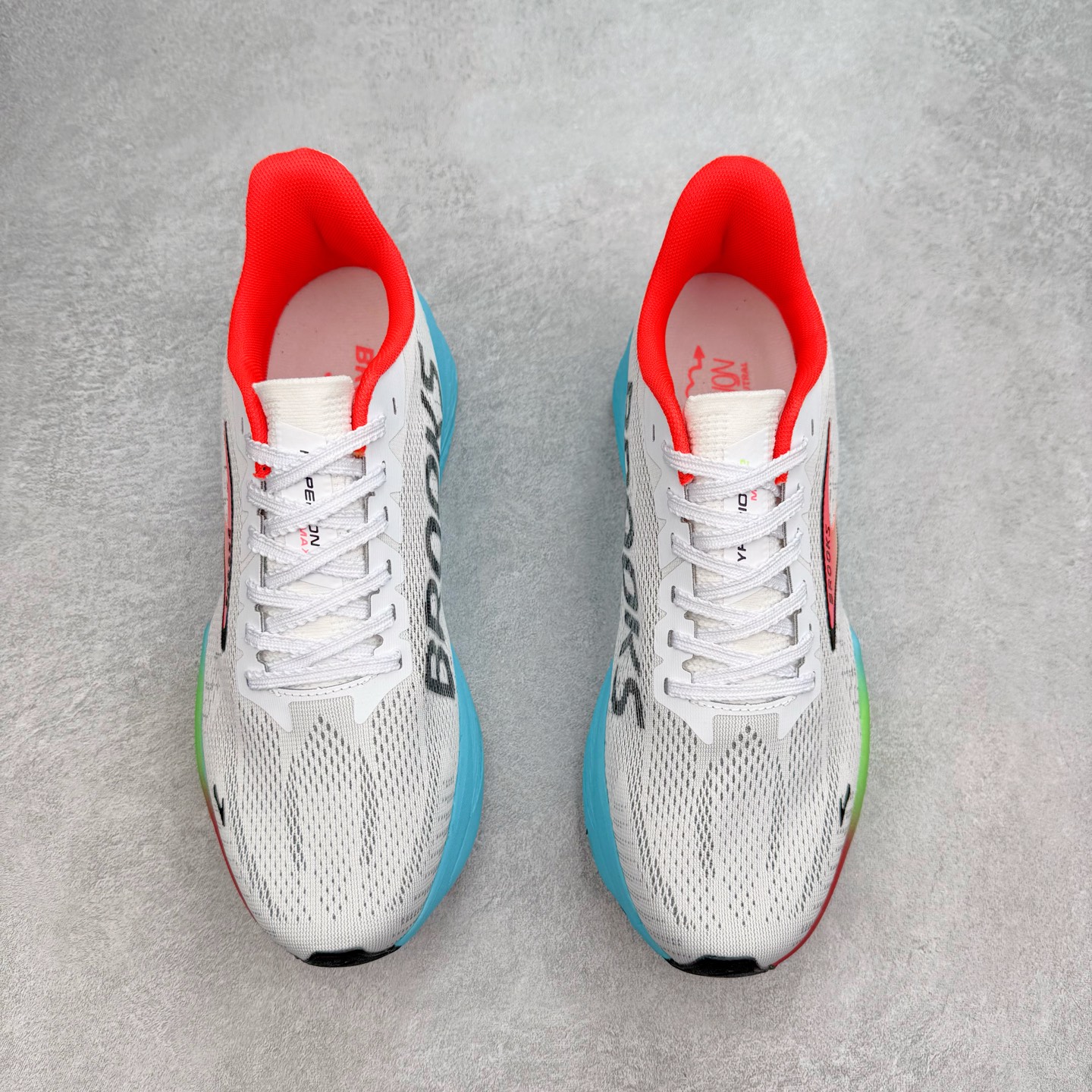 图片[2]-Brooks Hyperion 布鲁克斯旋风2代舒适百搭防滑轻便低帮跑步鞋 Brooks 四大跑鞋之一 百年品牌 跑鞋从外形上基本就能判断这是一款速度跑鞋 简洁干练的外形结构和极强的运动流线型看着非常有速度感 上脚的第一感觉是非常轻 美码9码的鞋单只206g不到 从个人偏好来说 200g左右的竞速鞋最具安全感 鞋面采用单层网布 很薄 前掌使用了大量开放式网眼 排气直接快速 透气性上乘 鞋舌也是轻量化设计 仅为一层麂皮 和脚背完美贴合 鞋舌中央有个防偏穿孔 从实际穿着来看 通常鞋舌都是外偏 如果是防偏穿孔位于中心 防偏效果其实并不十分有效 如果采用趋外侧的偏心设计更有效 鞋帮泡棉填充量不大 但非常紧凑 贴合舒适 包裹稳固 内置硬质TPU保证必要的稳定性 跑鞋中底采用的是DNA FLASH科技材料 DNA FLASH中底科技 是Brooks第一款将氮气注入中底的创新科技 主要原理是借助“超临界流体”发泡技术 将液态氮稳定的转化为气态氮 并使其均匀地形成无数紧密贴合的密闭式气囊结构 尺码：36 36.5 37.5 38 38.5 39 40 40.5 41 42 42.5 43 44 44.5 45 46-选品中心