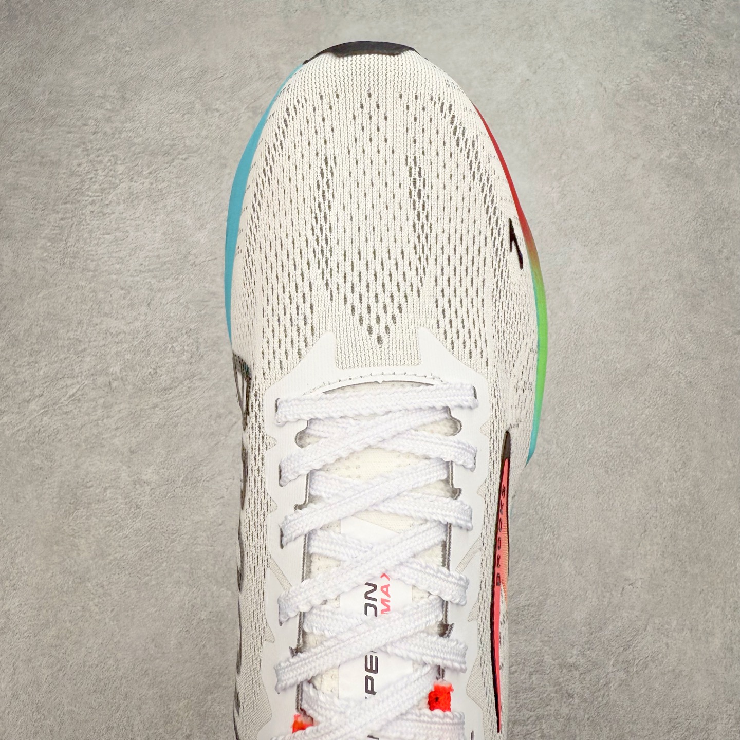 图片[4]-Brooks Hyperion 布鲁克斯旋风2代舒适百搭防滑轻便低帮跑步鞋 Brooks 四大跑鞋之一 百年品牌 跑鞋从外形上基本就能判断这是一款速度跑鞋 简洁干练的外形结构和极强的运动流线型看着非常有速度感 上脚的第一感觉是非常轻 美码9码的鞋单只206g不到 从个人偏好来说 200g左右的竞速鞋最具安全感 鞋面采用单层网布 很薄 前掌使用了大量开放式网眼 排气直接快速 透气性上乘 鞋舌也是轻量化设计 仅为一层麂皮 和脚背完美贴合 鞋舌中央有个防偏穿孔 从实际穿着来看 通常鞋舌都是外偏 如果是防偏穿孔位于中心 防偏效果其实并不十分有效 如果采用趋外侧的偏心设计更有效 鞋帮泡棉填充量不大 但非常紧凑 贴合舒适 包裹稳固 内置硬质TPU保证必要的稳定性 跑鞋中底采用的是DNA FLASH科技材料 DNA FLASH中底科技 是Brooks第一款将氮气注入中底的创新科技 主要原理是借助“超临界流体”发泡技术 将液态氮稳定的转化为气态氮 并使其均匀地形成无数紧密贴合的密闭式气囊结构 尺码：36 36.5 37.5 38 38.5 39 40 40.5 41 42 42.5 43 44 44.5 45 46-选品中心