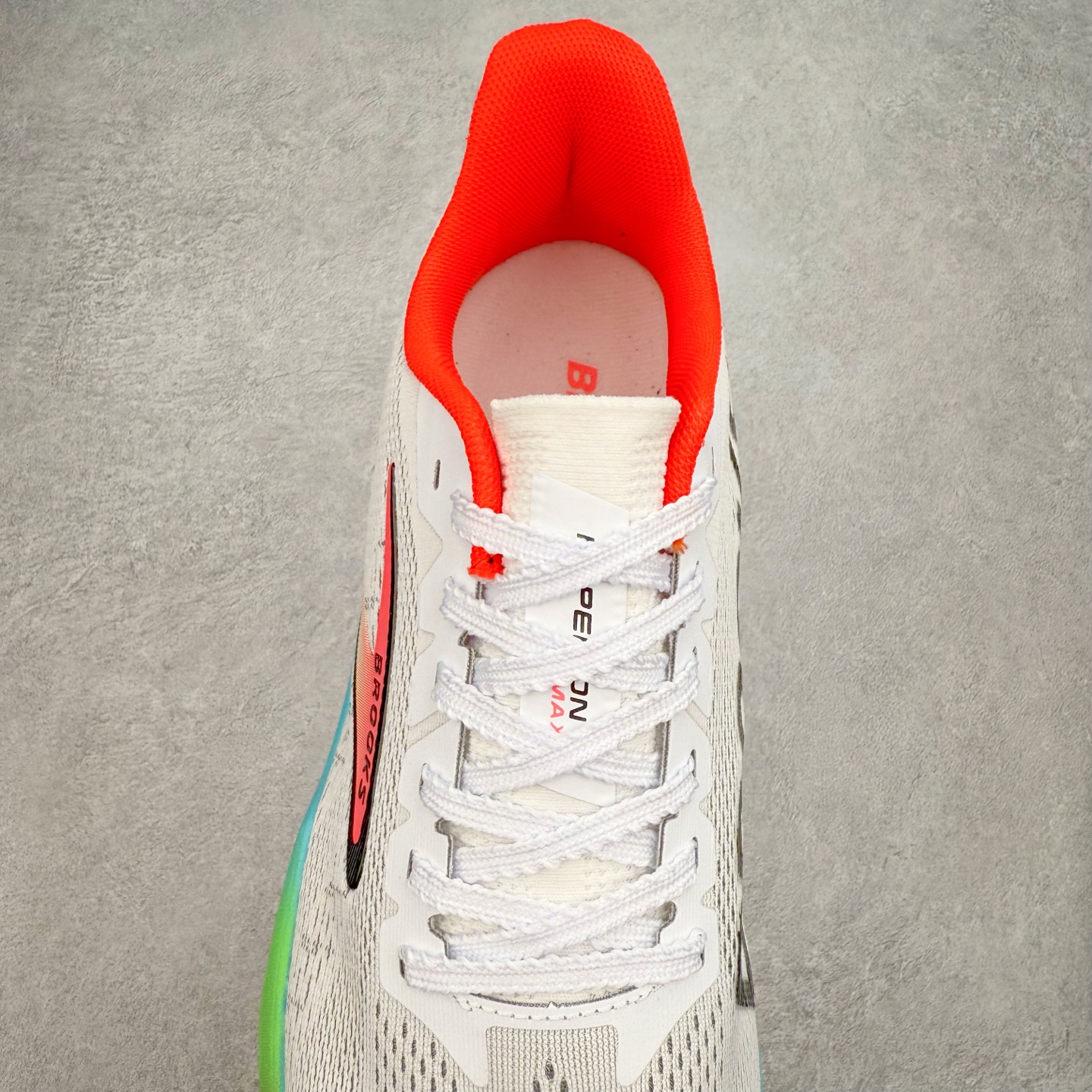 图片[5]-Brooks Hyperion 布鲁克斯旋风2代舒适百搭防滑轻便低帮跑步鞋 Brooks 四大跑鞋之一 百年品牌 跑鞋从外形上基本就能判断这是一款速度跑鞋 简洁干练的外形结构和极强的运动流线型看着非常有速度感 上脚的第一感觉是非常轻 美码9码的鞋单只206g不到 从个人偏好来说 200g左右的竞速鞋最具安全感 鞋面采用单层网布 很薄 前掌使用了大量开放式网眼 排气直接快速 透气性上乘 鞋舌也是轻量化设计 仅为一层麂皮 和脚背完美贴合 鞋舌中央有个防偏穿孔 从实际穿着来看 通常鞋舌都是外偏 如果是防偏穿孔位于中心 防偏效果其实并不十分有效 如果采用趋外侧的偏心设计更有效 鞋帮泡棉填充量不大 但非常紧凑 贴合舒适 包裹稳固 内置硬质TPU保证必要的稳定性 跑鞋中底采用的是DNA FLASH科技材料 DNA FLASH中底科技 是Brooks第一款将氮气注入中底的创新科技 主要原理是借助“超临界流体”发泡技术 将液态氮稳定的转化为气态氮 并使其均匀地形成无数紧密贴合的密闭式气囊结构 尺码：36 36.5 37.5 38 38.5 39 40 40.5 41 42 42.5 43 44 44.5 45 46-选品中心