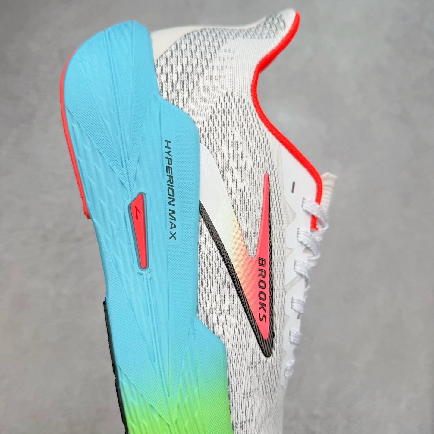 图片[6]-Brooks Hyperion 布鲁克斯旋风2代舒适百搭防滑轻便低帮跑步鞋 Brooks 四大跑鞋之一 百年品牌 跑鞋从外形上基本就能判断这是一款速度跑鞋 简洁干练的外形结构和极强的运动流线型看着非常有速度感 上脚的第一感觉是非常轻 美码9码的鞋单只206g不到 从个人偏好来说 200g左右的竞速鞋最具安全感 鞋面采用单层网布 很薄 前掌使用了大量开放式网眼 排气直接快速 透气性上乘 鞋舌也是轻量化设计 仅为一层麂皮 和脚背完美贴合 鞋舌中央有个防偏穿孔 从实际穿着来看 通常鞋舌都是外偏 如果是防偏穿孔位于中心 防偏效果其实并不十分有效 如果采用趋外侧的偏心设计更有效 鞋帮泡棉填充量不大 但非常紧凑 贴合舒适 包裹稳固 内置硬质TPU保证必要的稳定性 跑鞋中底采用的是DNA FLASH科技材料 DNA FLASH中底科技 是Brooks第一款将氮气注入中底的创新科技 主要原理是借助“超临界流体”发泡技术 将液态氮稳定的转化为气态氮 并使其均匀地形成无数紧密贴合的密闭式气囊结构 尺码：36 36.5 37.5 38 38.5 39 40 40.5 41 42 42.5 43 44 44.5 45 46-选品中心