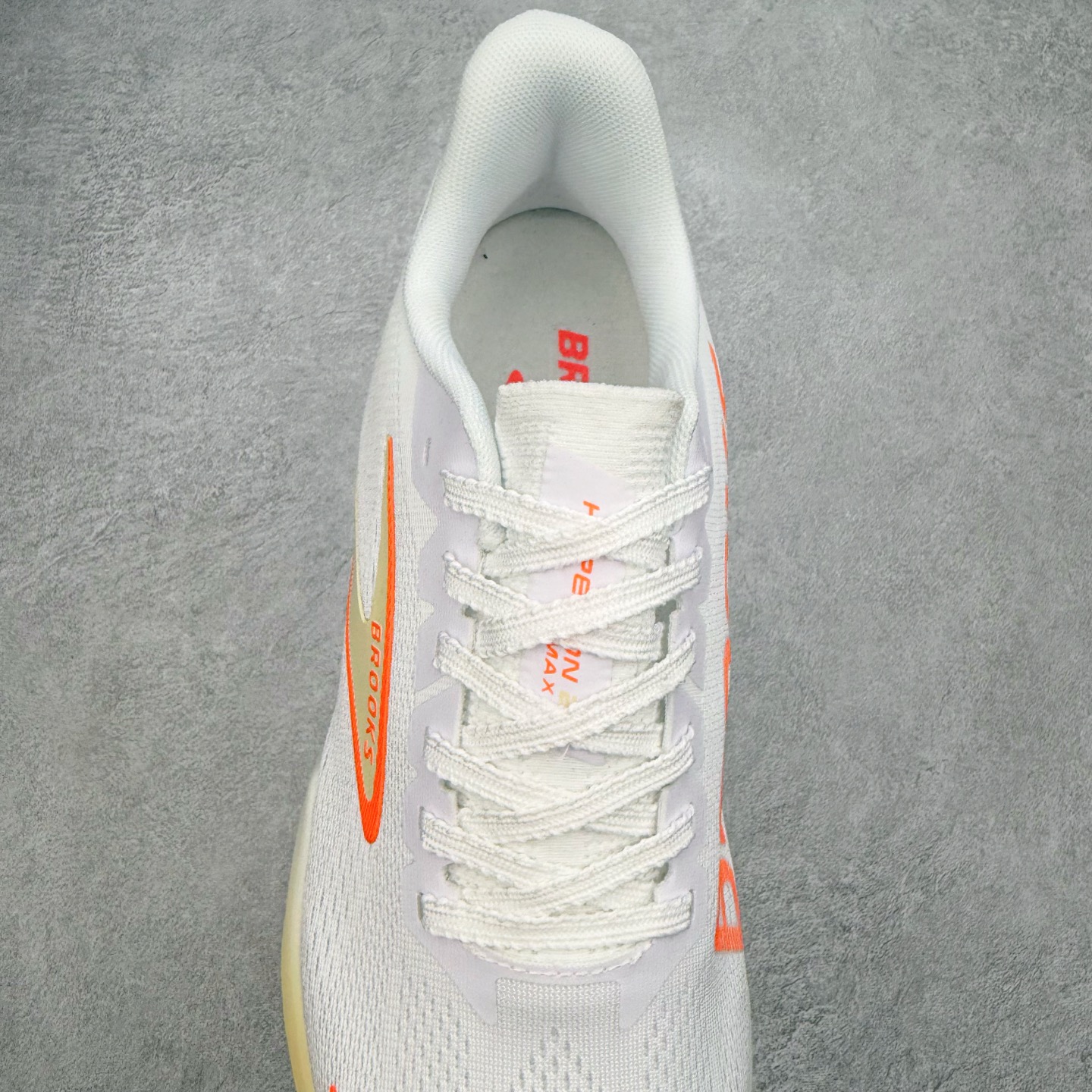 图片[5]-Brooks Hyperion 布鲁克斯旋风2代舒适百搭防滑轻便低帮跑步鞋 Brooks 四大跑鞋之一 百年品牌 跑鞋从外形上基本就能判断这是一款速度跑鞋 简洁干练的外形结构和极强的运动流线型看着非常有速度感 上脚的第一感觉是非常轻 美码9码的鞋单只206g不到 从个人偏好来说 200g左右的竞速鞋最具安全感 鞋面采用单层网布 很薄 前掌使用了大量开放式网眼 排气直接快速 透气性上乘 鞋舌也是轻量化设计 仅为一层麂皮 和脚背完美贴合 鞋舌中央有个防偏穿孔 从实际穿着来看 通常鞋舌都是外偏 如果是防偏穿孔位于中心 防偏效果其实并不十分有效 如果采用趋外侧的偏心设计更有效 鞋帮泡棉填充量不大 但非常紧凑 贴合舒适 包裹稳固 内置硬质TPU保证必要的稳定性 跑鞋中底采用的是DNA FLASH科技材料 DNA FLASH中底科技 是Brooks第一款将氮气注入中底的创新科技 主要原理是借助“超临界流体”发泡技术 将液态氮稳定的转化为气态氮 并使其均匀地形成无数紧密贴合的密闭式气囊结构 尺码：36 36.5 37.5 38 38.5 39 40 40.5 41 42 42.5 43 44 44.5 45 46-选品中心