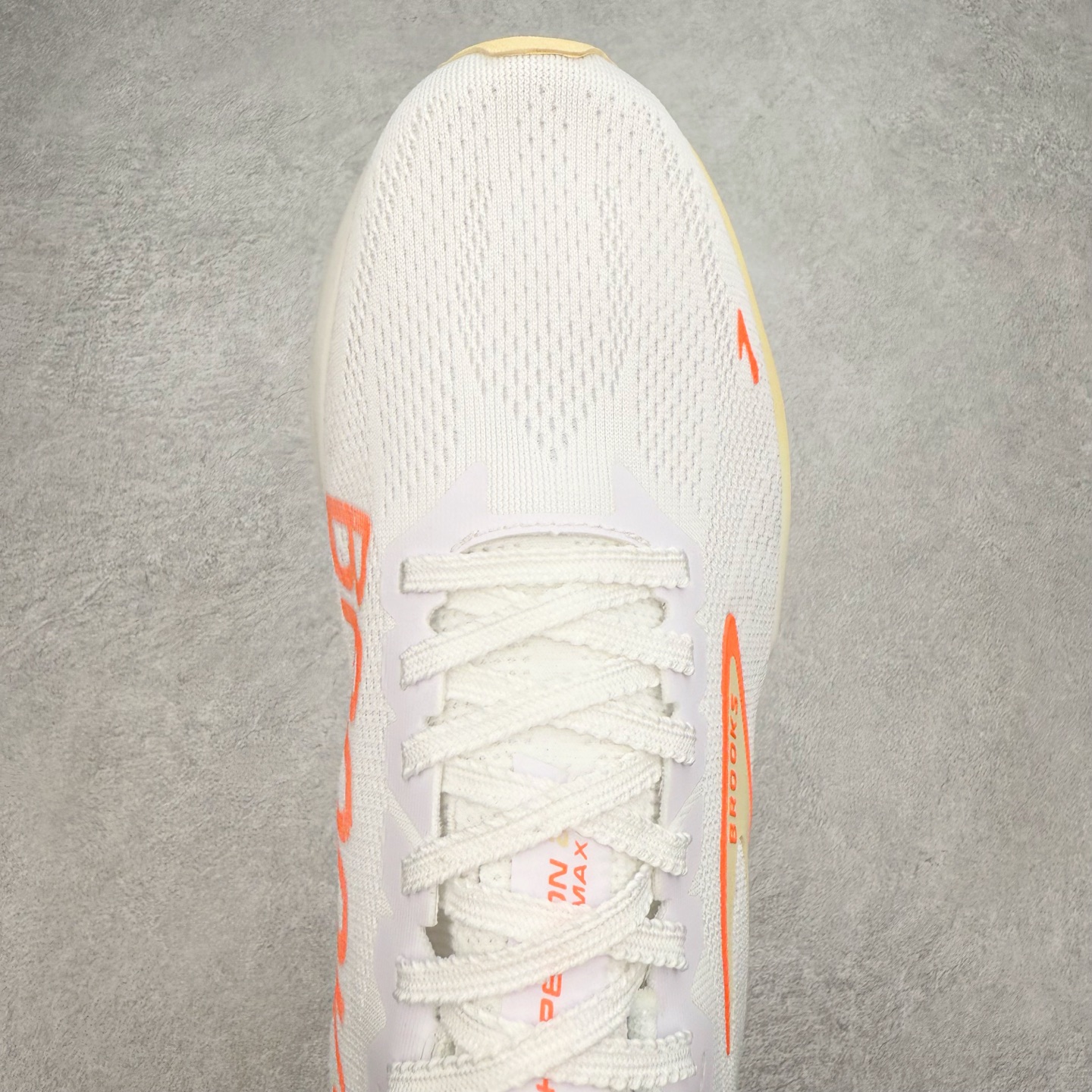 图片[4]-Brooks Hyperion 布鲁克斯旋风2代舒适百搭防滑轻便低帮跑步鞋 Brooks 四大跑鞋之一 百年品牌 跑鞋从外形上基本就能判断这是一款速度跑鞋 简洁干练的外形结构和极强的运动流线型看着非常有速度感 上脚的第一感觉是非常轻 美码9码的鞋单只206g不到 从个人偏好来说 200g左右的竞速鞋最具安全感 鞋面采用单层网布 很薄 前掌使用了大量开放式网眼 排气直接快速 透气性上乘 鞋舌也是轻量化设计 仅为一层麂皮 和脚背完美贴合 鞋舌中央有个防偏穿孔 从实际穿着来看 通常鞋舌都是外偏 如果是防偏穿孔位于中心 防偏效果其实并不十分有效 如果采用趋外侧的偏心设计更有效 鞋帮泡棉填充量不大 但非常紧凑 贴合舒适 包裹稳固 内置硬质TPU保证必要的稳定性 跑鞋中底采用的是DNA FLASH科技材料 DNA FLASH中底科技 是Brooks第一款将氮气注入中底的创新科技 主要原理是借助“超临界流体”发泡技术 将液态氮稳定的转化为气态氮 并使其均匀地形成无数紧密贴合的密闭式气囊结构 尺码：36 36.5 37.5 38 38.5 39 40 40.5 41 42 42.5 43 44 44.5 45 46-选品中心