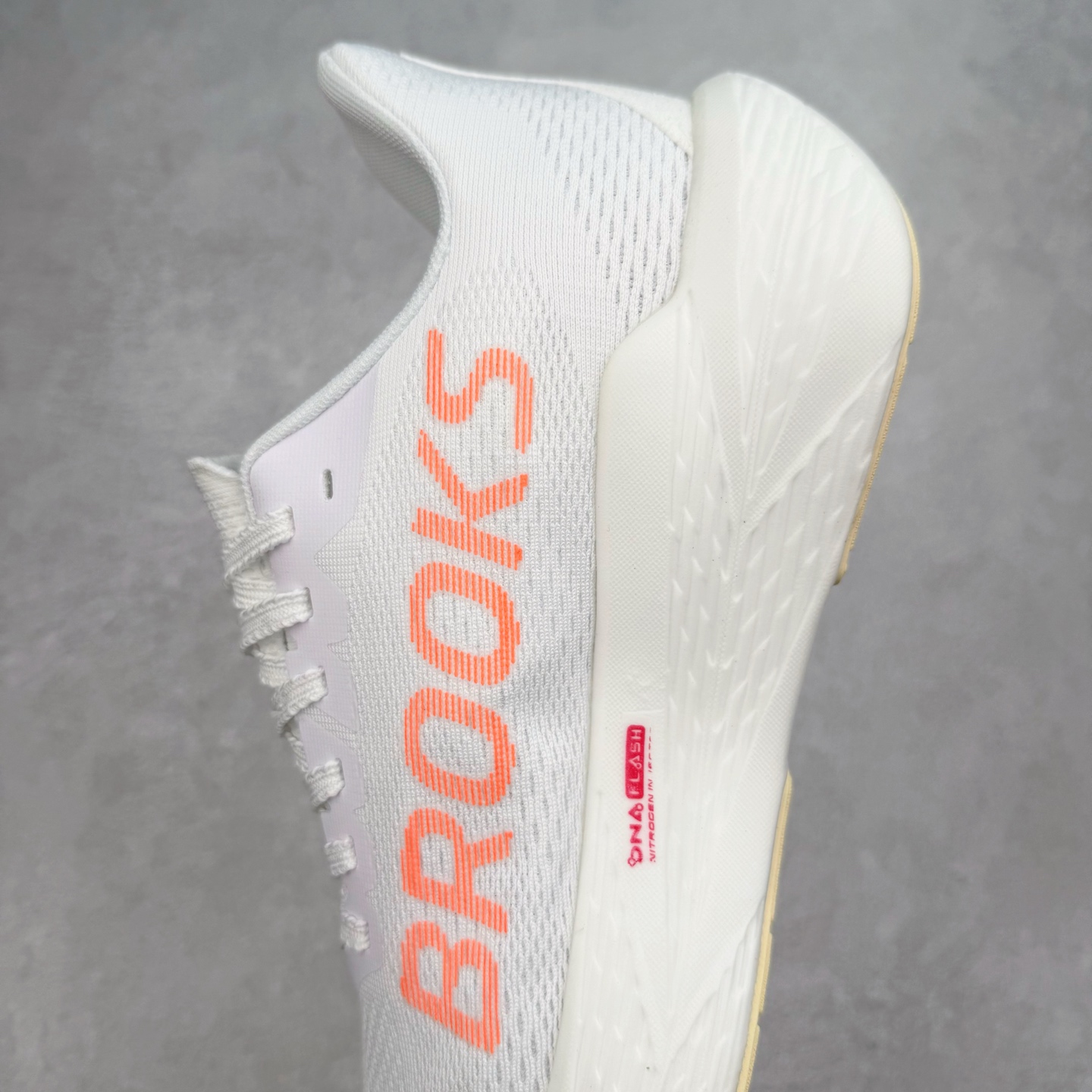 图片[7]-Brooks Hyperion 布鲁克斯旋风2代舒适百搭防滑轻便低帮跑步鞋 Brooks 四大跑鞋之一 百年品牌 跑鞋从外形上基本就能判断这是一款速度跑鞋 简洁干练的外形结构和极强的运动流线型看着非常有速度感 上脚的第一感觉是非常轻 美码9码的鞋单只206g不到 从个人偏好来说 200g左右的竞速鞋最具安全感 鞋面采用单层网布 很薄 前掌使用了大量开放式网眼 排气直接快速 透气性上乘 鞋舌也是轻量化设计 仅为一层麂皮 和脚背完美贴合 鞋舌中央有个防偏穿孔 从实际穿着来看 通常鞋舌都是外偏 如果是防偏穿孔位于中心 防偏效果其实并不十分有效 如果采用趋外侧的偏心设计更有效 鞋帮泡棉填充量不大 但非常紧凑 贴合舒适 包裹稳固 内置硬质TPU保证必要的稳定性 跑鞋中底采用的是DNA FLASH科技材料 DNA FLASH中底科技 是Brooks第一款将氮气注入中底的创新科技 主要原理是借助“超临界流体”发泡技术 将液态氮稳定的转化为气态氮 并使其均匀地形成无数紧密贴合的密闭式气囊结构 尺码：36 36.5 37.5 38 38.5 39 40 40.5 41 42 42.5 43 44 44.5 45 46-选品中心