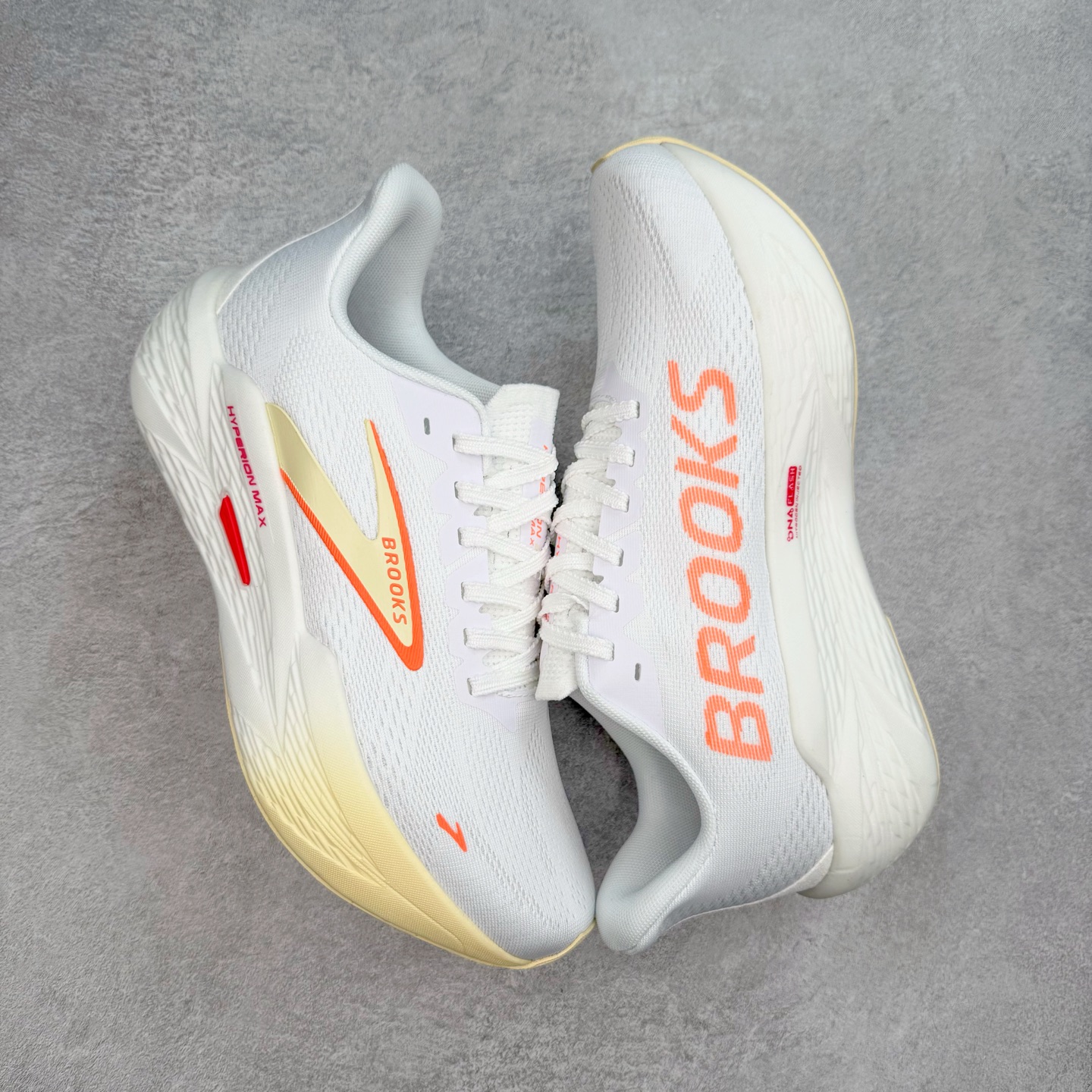 图片[3]-Brooks Hyperion 布鲁克斯旋风2代舒适百搭防滑轻便低帮跑步鞋 Brooks 四大跑鞋之一 百年品牌 跑鞋从外形上基本就能判断这是一款速度跑鞋 简洁干练的外形结构和极强的运动流线型看着非常有速度感 上脚的第一感觉是非常轻 美码9码的鞋单只206g不到 从个人偏好来说 200g左右的竞速鞋最具安全感 鞋面采用单层网布 很薄 前掌使用了大量开放式网眼 排气直接快速 透气性上乘 鞋舌也是轻量化设计 仅为一层麂皮 和脚背完美贴合 鞋舌中央有个防偏穿孔 从实际穿着来看 通常鞋舌都是外偏 如果是防偏穿孔位于中心 防偏效果其实并不十分有效 如果采用趋外侧的偏心设计更有效 鞋帮泡棉填充量不大 但非常紧凑 贴合舒适 包裹稳固 内置硬质TPU保证必要的稳定性 跑鞋中底采用的是DNA FLASH科技材料 DNA FLASH中底科技 是Brooks第一款将氮气注入中底的创新科技 主要原理是借助“超临界流体”发泡技术 将液态氮稳定的转化为气态氮 并使其均匀地形成无数紧密贴合的密闭式气囊结构 尺码：36 36.5 37.5 38 38.5 39 40 40.5 41 42 42.5 43 44 44.5 45 46-选品中心