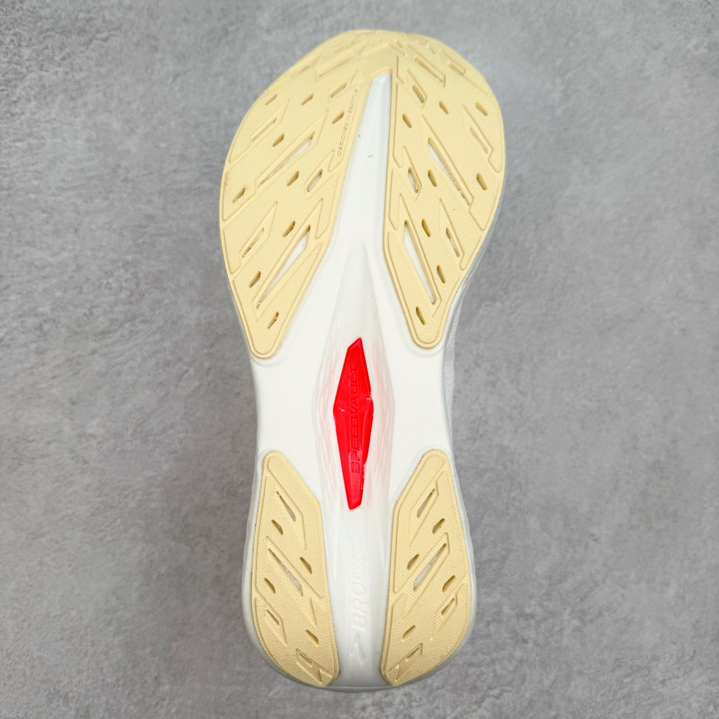 图片[9]-Brooks Hyperion 布鲁克斯旋风2代舒适百搭防滑轻便低帮跑步鞋 Brooks 四大跑鞋之一 百年品牌 跑鞋从外形上基本就能判断这是一款速度跑鞋 简洁干练的外形结构和极强的运动流线型看着非常有速度感 上脚的第一感觉是非常轻 美码9码的鞋单只206g不到 从个人偏好来说 200g左右的竞速鞋最具安全感 鞋面采用单层网布 很薄 前掌使用了大量开放式网眼 排气直接快速 透气性上乘 鞋舌也是轻量化设计 仅为一层麂皮 和脚背完美贴合 鞋舌中央有个防偏穿孔 从实际穿着来看 通常鞋舌都是外偏 如果是防偏穿孔位于中心 防偏效果其实并不十分有效 如果采用趋外侧的偏心设计更有效 鞋帮泡棉填充量不大 但非常紧凑 贴合舒适 包裹稳固 内置硬质TPU保证必要的稳定性 跑鞋中底采用的是DNA FLASH科技材料 DNA FLASH中底科技 是Brooks第一款将氮气注入中底的创新科技 主要原理是借助“超临界流体”发泡技术 将液态氮稳定的转化为气态氮 并使其均匀地形成无数紧密贴合的密闭式气囊结构 尺码：36 36.5 37.5 38 38.5 39 40 40.5 41 42 42.5 43 44 44.5 45 46-选品中心