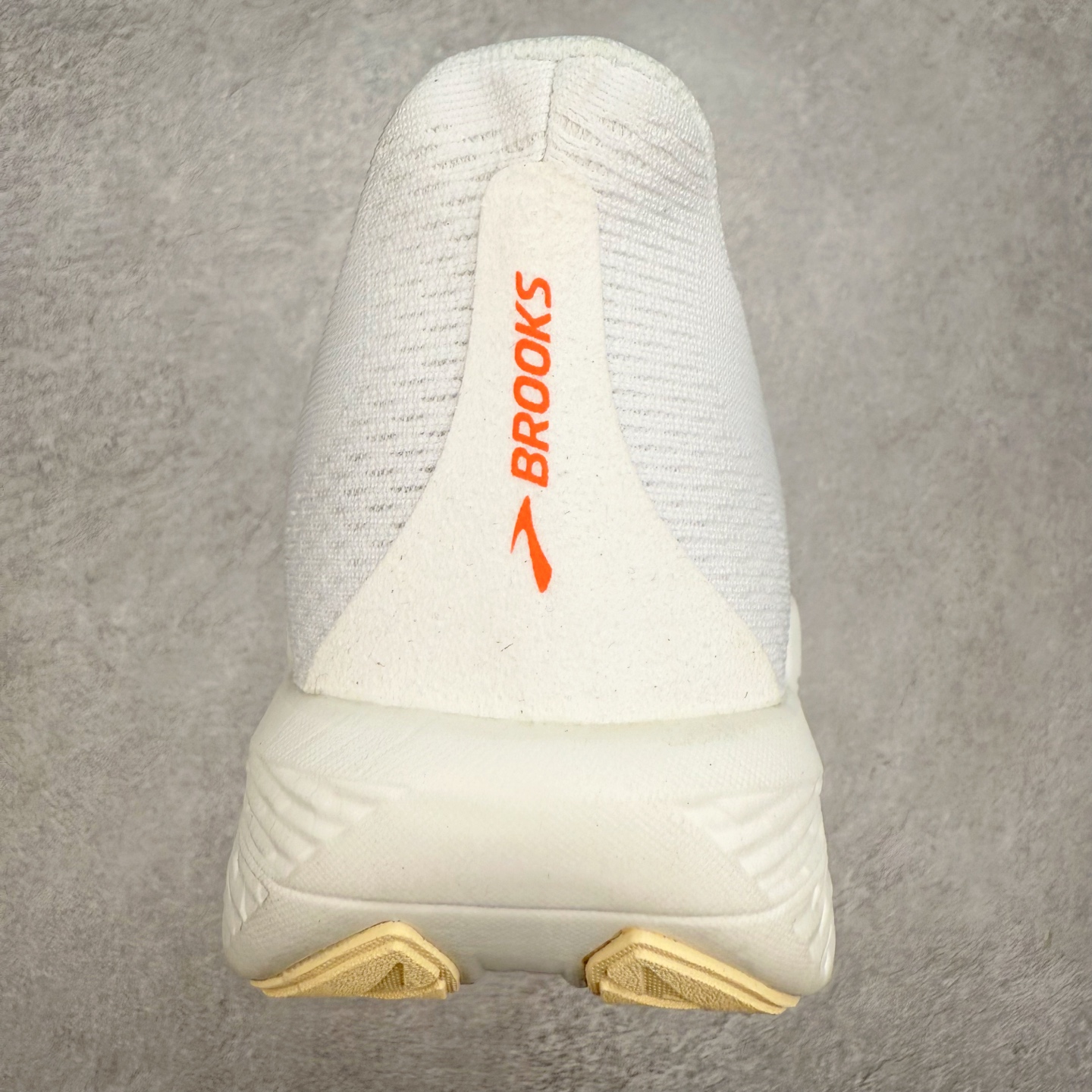 图片[8]-Brooks Hyperion 布鲁克斯旋风2代舒适百搭防滑轻便低帮跑步鞋 Brooks 四大跑鞋之一 百年品牌 跑鞋从外形上基本就能判断这是一款速度跑鞋 简洁干练的外形结构和极强的运动流线型看着非常有速度感 上脚的第一感觉是非常轻 美码9码的鞋单只206g不到 从个人偏好来说 200g左右的竞速鞋最具安全感 鞋面采用单层网布 很薄 前掌使用了大量开放式网眼 排气直接快速 透气性上乘 鞋舌也是轻量化设计 仅为一层麂皮 和脚背完美贴合 鞋舌中央有个防偏穿孔 从实际穿着来看 通常鞋舌都是外偏 如果是防偏穿孔位于中心 防偏效果其实并不十分有效 如果采用趋外侧的偏心设计更有效 鞋帮泡棉填充量不大 但非常紧凑 贴合舒适 包裹稳固 内置硬质TPU保证必要的稳定性 跑鞋中底采用的是DNA FLASH科技材料 DNA FLASH中底科技 是Brooks第一款将氮气注入中底的创新科技 主要原理是借助“超临界流体”发泡技术 将液态氮稳定的转化为气态氮 并使其均匀地形成无数紧密贴合的密闭式气囊结构 尺码：36 36.5 37.5 38 38.5 39 40 40.5 41 42 42.5 43 44 44.5 45 46-选品中心