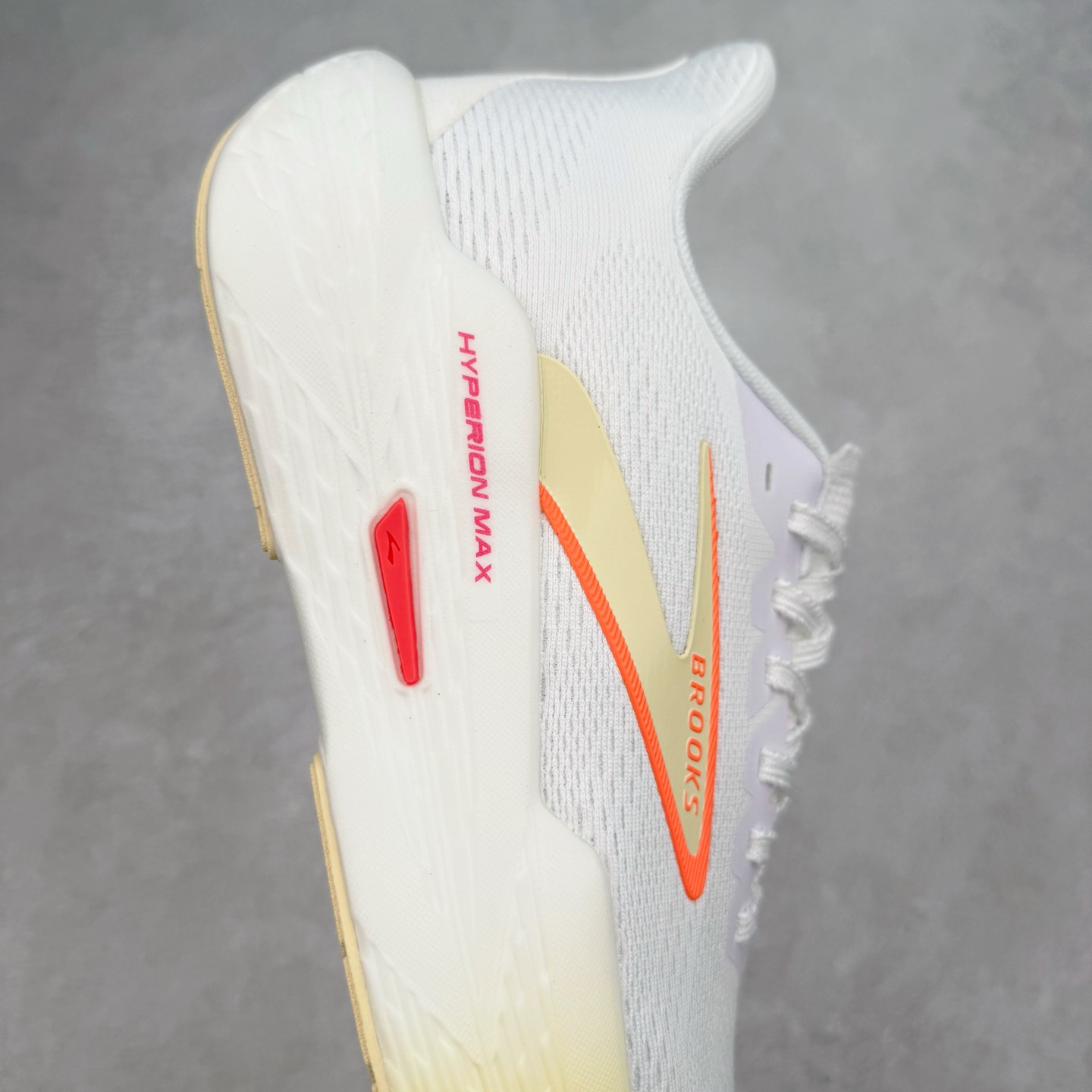 图片[6]-Brooks Hyperion 布鲁克斯旋风2代舒适百搭防滑轻便低帮跑步鞋 Brooks 四大跑鞋之一 百年品牌 跑鞋从外形上基本就能判断这是一款速度跑鞋 简洁干练的外形结构和极强的运动流线型看着非常有速度感 上脚的第一感觉是非常轻 美码9码的鞋单只206g不到 从个人偏好来说 200g左右的竞速鞋最具安全感 鞋面采用单层网布 很薄 前掌使用了大量开放式网眼 排气直接快速 透气性上乘 鞋舌也是轻量化设计 仅为一层麂皮 和脚背完美贴合 鞋舌中央有个防偏穿孔 从实际穿着来看 通常鞋舌都是外偏 如果是防偏穿孔位于中心 防偏效果其实并不十分有效 如果采用趋外侧的偏心设计更有效 鞋帮泡棉填充量不大 但非常紧凑 贴合舒适 包裹稳固 内置硬质TPU保证必要的稳定性 跑鞋中底采用的是DNA FLASH科技材料 DNA FLASH中底科技 是Brooks第一款将氮气注入中底的创新科技 主要原理是借助“超临界流体”发泡技术 将液态氮稳定的转化为气态氮 并使其均匀地形成无数紧密贴合的密闭式气囊结构 尺码：36 36.5 37.5 38 38.5 39 40 40.5 41 42 42.5 43 44 44.5 45 46-选品中心