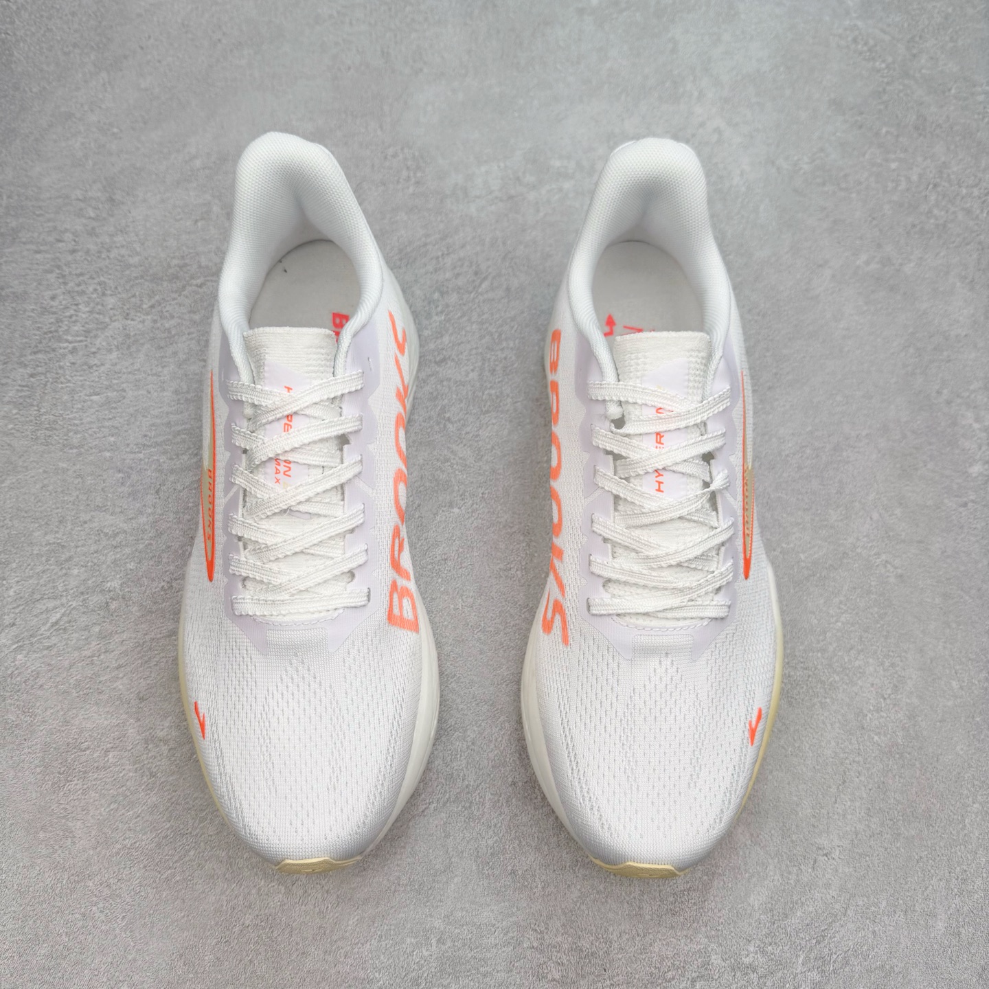 图片[2]-Brooks Hyperion 布鲁克斯旋风2代舒适百搭防滑轻便低帮跑步鞋 Brooks 四大跑鞋之一 百年品牌 跑鞋从外形上基本就能判断这是一款速度跑鞋 简洁干练的外形结构和极强的运动流线型看着非常有速度感 上脚的第一感觉是非常轻 美码9码的鞋单只206g不到 从个人偏好来说 200g左右的竞速鞋最具安全感 鞋面采用单层网布 很薄 前掌使用了大量开放式网眼 排气直接快速 透气性上乘 鞋舌也是轻量化设计 仅为一层麂皮 和脚背完美贴合 鞋舌中央有个防偏穿孔 从实际穿着来看 通常鞋舌都是外偏 如果是防偏穿孔位于中心 防偏效果其实并不十分有效 如果采用趋外侧的偏心设计更有效 鞋帮泡棉填充量不大 但非常紧凑 贴合舒适 包裹稳固 内置硬质TPU保证必要的稳定性 跑鞋中底采用的是DNA FLASH科技材料 DNA FLASH中底科技 是Brooks第一款将氮气注入中底的创新科技 主要原理是借助“超临界流体”发泡技术 将液态氮稳定的转化为气态氮 并使其均匀地形成无数紧密贴合的密闭式气囊结构 尺码：36 36.5 37.5 38 38.5 39 40 40.5 41 42 42.5 43 44 44.5 45 46-选品中心