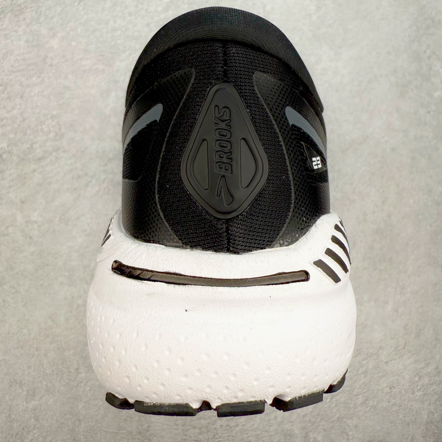 图片[8]-Brooks布鲁克斯 Adrenaline GTS 23 舒适时尚减震透气低帮休闲跑步鞋 Brooks 四大跑鞋之一 百年品牌 跑鞋从外形上基本就能判断这是一款速度跑鞋 简洁干练的外形结构和极强的运动流线型看着非常有速度感 上脚的第一感觉是非常轻 美码9码的鞋单只206g不到 从个人偏好来说 200g左右的竞速鞋最具安全感 鞋面采用单层网布 很薄 前掌使用了大量开放式网眼 排气直接快速 透气性上乘 鞋舌也是轻量化设计 仅为一层麂皮 和脚背完美贴合 鞋舌中央有个防偏穿孔 从实际穿着来看 通常鞋舌都是外偏 如果是防偏穿孔位于中心 防偏效果其实并不十分有效 如果采用趋外侧的偏心设计更有效 鞋帮泡棉填充量不大 但非常紧凑 贴合舒适 包裹稳固 内置硬质TPU保证必要的稳定性 跑鞋中底采用的是DNA FLASH科技材料 DNA FLASH中底科技 是Brooks第一款将氮气注入中底的创新科技 主要原理是借助“超临界流体”发泡技术 将液态氮稳定的转化为气态氮 并使其均匀地形成无数紧密贴合的密闭式气囊结构 尺码：36 36.5 37.5 38 38.5 39 40 40.5 41 42 42.5 43 44 44.5 45 46-选品中心