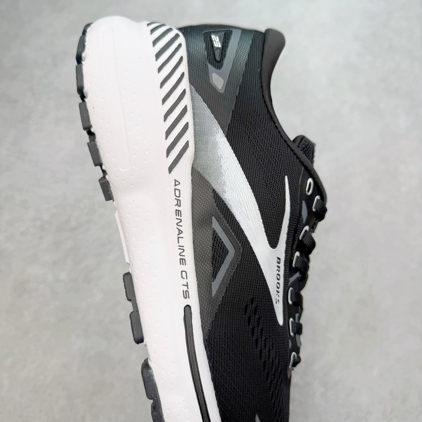 图片[6]-Brooks布鲁克斯 Adrenaline GTS 23 舒适时尚减震透气低帮休闲跑步鞋 Brooks 四大跑鞋之一 百年品牌 跑鞋从外形上基本就能判断这是一款速度跑鞋 简洁干练的外形结构和极强的运动流线型看着非常有速度感 上脚的第一感觉是非常轻 美码9码的鞋单只206g不到 从个人偏好来说 200g左右的竞速鞋最具安全感 鞋面采用单层网布 很薄 前掌使用了大量开放式网眼 排气直接快速 透气性上乘 鞋舌也是轻量化设计 仅为一层麂皮 和脚背完美贴合 鞋舌中央有个防偏穿孔 从实际穿着来看 通常鞋舌都是外偏 如果是防偏穿孔位于中心 防偏效果其实并不十分有效 如果采用趋外侧的偏心设计更有效 鞋帮泡棉填充量不大 但非常紧凑 贴合舒适 包裹稳固 内置硬质TPU保证必要的稳定性 跑鞋中底采用的是DNA FLASH科技材料 DNA FLASH中底科技 是Brooks第一款将氮气注入中底的创新科技 主要原理是借助“超临界流体”发泡技术 将液态氮稳定的转化为气态氮 并使其均匀地形成无数紧密贴合的密闭式气囊结构 尺码：36 36.5 37.5 38 38.5 39 40 40.5 41 42 42.5 43 44 44.5 45 46-选品中心