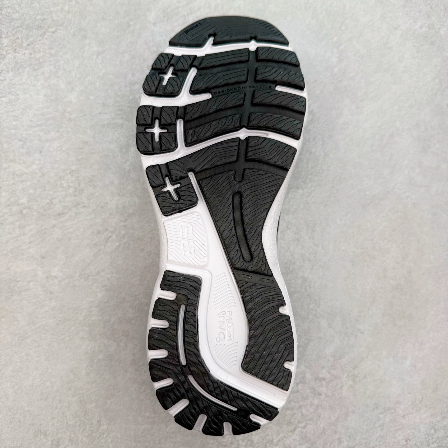 图片[9]-Brooks布鲁克斯 Adrenaline GTS 23 舒适时尚减震透气低帮休闲跑步鞋 Brooks 四大跑鞋之一 百年品牌 跑鞋从外形上基本就能判断这是一款速度跑鞋 简洁干练的外形结构和极强的运动流线型看着非常有速度感 上脚的第一感觉是非常轻 美码9码的鞋单只206g不到 从个人偏好来说 200g左右的竞速鞋最具安全感 鞋面采用单层网布 很薄 前掌使用了大量开放式网眼 排气直接快速 透气性上乘 鞋舌也是轻量化设计 仅为一层麂皮 和脚背完美贴合 鞋舌中央有个防偏穿孔 从实际穿着来看 通常鞋舌都是外偏 如果是防偏穿孔位于中心 防偏效果其实并不十分有效 如果采用趋外侧的偏心设计更有效 鞋帮泡棉填充量不大 但非常紧凑 贴合舒适 包裹稳固 内置硬质TPU保证必要的稳定性 跑鞋中底采用的是DNA FLASH科技材料 DNA FLASH中底科技 是Brooks第一款将氮气注入中底的创新科技 主要原理是借助“超临界流体”发泡技术 将液态氮稳定的转化为气态氮 并使其均匀地形成无数紧密贴合的密闭式气囊结构 尺码：36 36.5 37.5 38 38.5 39 40 40.5 41 42 42.5 43 44 44.5 45 46-选品中心