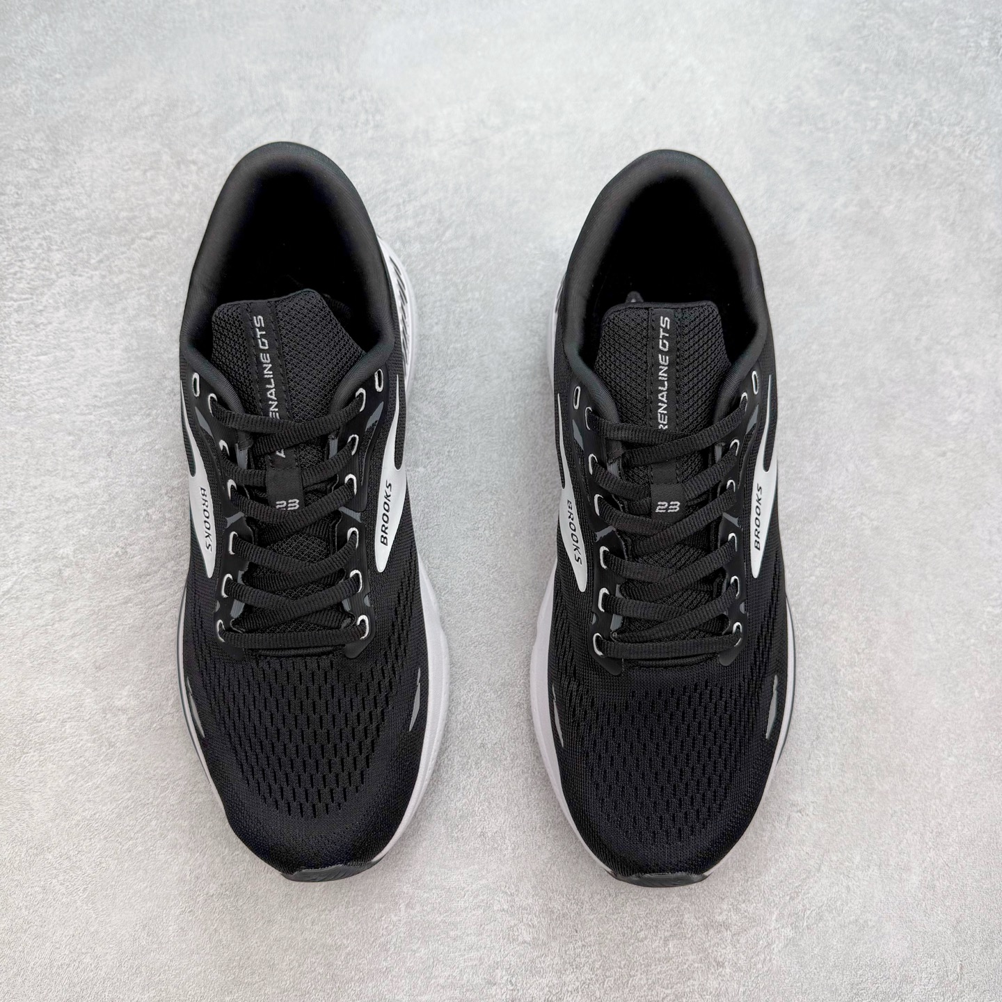图片[2]-Brooks布鲁克斯 Adrenaline GTS 23 舒适时尚减震透气低帮休闲跑步鞋 Brooks 四大跑鞋之一 百年品牌 跑鞋从外形上基本就能判断这是一款速度跑鞋 简洁干练的外形结构和极强的运动流线型看着非常有速度感 上脚的第一感觉是非常轻 美码9码的鞋单只206g不到 从个人偏好来说 200g左右的竞速鞋最具安全感 鞋面采用单层网布 很薄 前掌使用了大量开放式网眼 排气直接快速 透气性上乘 鞋舌也是轻量化设计 仅为一层麂皮 和脚背完美贴合 鞋舌中央有个防偏穿孔 从实际穿着来看 通常鞋舌都是外偏 如果是防偏穿孔位于中心 防偏效果其实并不十分有效 如果采用趋外侧的偏心设计更有效 鞋帮泡棉填充量不大 但非常紧凑 贴合舒适 包裹稳固 内置硬质TPU保证必要的稳定性 跑鞋中底采用的是DNA FLASH科技材料 DNA FLASH中底科技 是Brooks第一款将氮气注入中底的创新科技 主要原理是借助“超临界流体”发泡技术 将液态氮稳定的转化为气态氮 并使其均匀地形成无数紧密贴合的密闭式气囊结构 尺码：36 36.5 37.5 38 38.5 39 40 40.5 41 42 42.5 43 44 44.5 45 46-选品中心