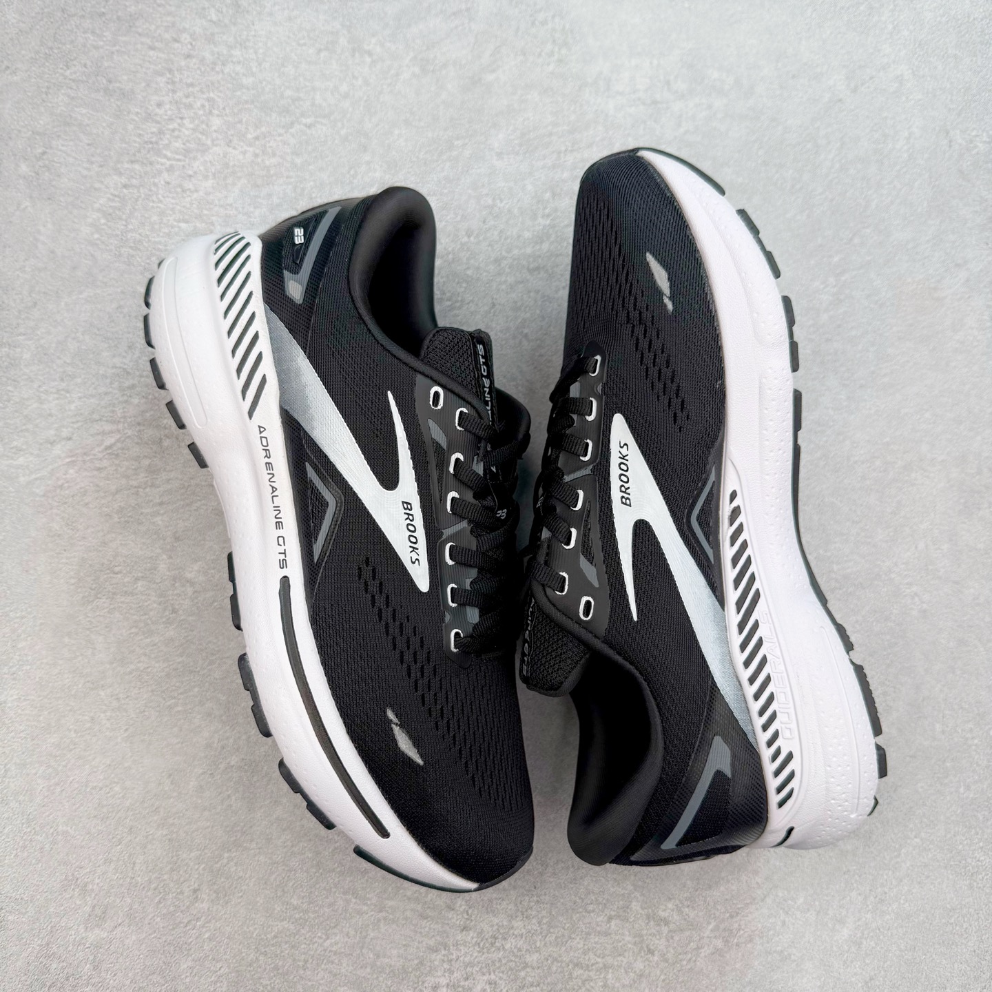 图片[3]-Brooks布鲁克斯 Adrenaline GTS 23 舒适时尚减震透气低帮休闲跑步鞋 Brooks 四大跑鞋之一 百年品牌 跑鞋从外形上基本就能判断这是一款速度跑鞋 简洁干练的外形结构和极强的运动流线型看着非常有速度感 上脚的第一感觉是非常轻 美码9码的鞋单只206g不到 从个人偏好来说 200g左右的竞速鞋最具安全感 鞋面采用单层网布 很薄 前掌使用了大量开放式网眼 排气直接快速 透气性上乘 鞋舌也是轻量化设计 仅为一层麂皮 和脚背完美贴合 鞋舌中央有个防偏穿孔 从实际穿着来看 通常鞋舌都是外偏 如果是防偏穿孔位于中心 防偏效果其实并不十分有效 如果采用趋外侧的偏心设计更有效 鞋帮泡棉填充量不大 但非常紧凑 贴合舒适 包裹稳固 内置硬质TPU保证必要的稳定性 跑鞋中底采用的是DNA FLASH科技材料 DNA FLASH中底科技 是Brooks第一款将氮气注入中底的创新科技 主要原理是借助“超临界流体”发泡技术 将液态氮稳定的转化为气态氮 并使其均匀地形成无数紧密贴合的密闭式气囊结构 尺码：36 36.5 37.5 38 38.5 39 40 40.5 41 42 42.5 43 44 44.5 45 46-选品中心