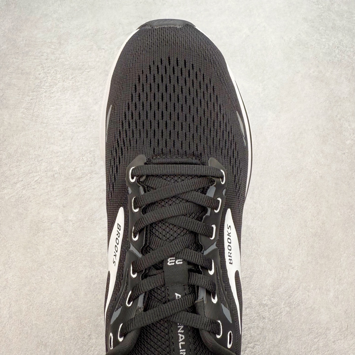 图片[4]-Brooks布鲁克斯 Adrenaline GTS 23 舒适时尚减震透气低帮休闲跑步鞋 Brooks 四大跑鞋之一 百年品牌 跑鞋从外形上基本就能判断这是一款速度跑鞋 简洁干练的外形结构和极强的运动流线型看着非常有速度感 上脚的第一感觉是非常轻 美码9码的鞋单只206g不到 从个人偏好来说 200g左右的竞速鞋最具安全感 鞋面采用单层网布 很薄 前掌使用了大量开放式网眼 排气直接快速 透气性上乘 鞋舌也是轻量化设计 仅为一层麂皮 和脚背完美贴合 鞋舌中央有个防偏穿孔 从实际穿着来看 通常鞋舌都是外偏 如果是防偏穿孔位于中心 防偏效果其实并不十分有效 如果采用趋外侧的偏心设计更有效 鞋帮泡棉填充量不大 但非常紧凑 贴合舒适 包裹稳固 内置硬质TPU保证必要的稳定性 跑鞋中底采用的是DNA FLASH科技材料 DNA FLASH中底科技 是Brooks第一款将氮气注入中底的创新科技 主要原理是借助“超临界流体”发泡技术 将液态氮稳定的转化为气态氮 并使其均匀地形成无数紧密贴合的密闭式气囊结构 尺码：36 36.5 37.5 38 38.5 39 40 40.5 41 42 42.5 43 44 44.5 45 46-选品中心