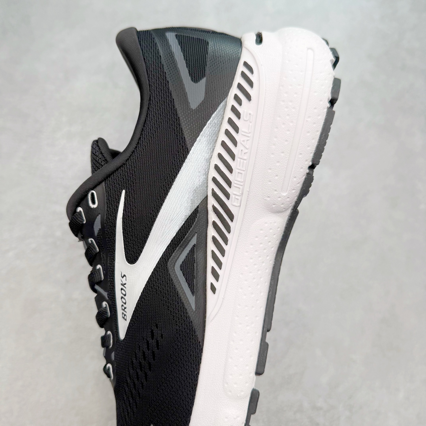 图片[7]-Brooks布鲁克斯 Adrenaline GTS 23 舒适时尚减震透气低帮休闲跑步鞋 Brooks 四大跑鞋之一 百年品牌 跑鞋从外形上基本就能判断这是一款速度跑鞋 简洁干练的外形结构和极强的运动流线型看着非常有速度感 上脚的第一感觉是非常轻 美码9码的鞋单只206g不到 从个人偏好来说 200g左右的竞速鞋最具安全感 鞋面采用单层网布 很薄 前掌使用了大量开放式网眼 排气直接快速 透气性上乘 鞋舌也是轻量化设计 仅为一层麂皮 和脚背完美贴合 鞋舌中央有个防偏穿孔 从实际穿着来看 通常鞋舌都是外偏 如果是防偏穿孔位于中心 防偏效果其实并不十分有效 如果采用趋外侧的偏心设计更有效 鞋帮泡棉填充量不大 但非常紧凑 贴合舒适 包裹稳固 内置硬质TPU保证必要的稳定性 跑鞋中底采用的是DNA FLASH科技材料 DNA FLASH中底科技 是Brooks第一款将氮气注入中底的创新科技 主要原理是借助“超临界流体”发泡技术 将液态氮稳定的转化为气态氮 并使其均匀地形成无数紧密贴合的密闭式气囊结构 尺码：36 36.5 37.5 38 38.5 39 40 40.5 41 42 42.5 43 44 44.5 45 46-选品中心
