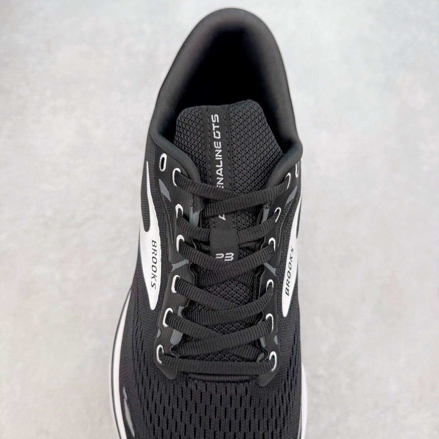 图片[5]-Brooks布鲁克斯 Adrenaline GTS 23 舒适时尚减震透气低帮休闲跑步鞋 Brooks 四大跑鞋之一 百年品牌 跑鞋从外形上基本就能判断这是一款速度跑鞋 简洁干练的外形结构和极强的运动流线型看着非常有速度感 上脚的第一感觉是非常轻 美码9码的鞋单只206g不到 从个人偏好来说 200g左右的竞速鞋最具安全感 鞋面采用单层网布 很薄 前掌使用了大量开放式网眼 排气直接快速 透气性上乘 鞋舌也是轻量化设计 仅为一层麂皮 和脚背完美贴合 鞋舌中央有个防偏穿孔 从实际穿着来看 通常鞋舌都是外偏 如果是防偏穿孔位于中心 防偏效果其实并不十分有效 如果采用趋外侧的偏心设计更有效 鞋帮泡棉填充量不大 但非常紧凑 贴合舒适 包裹稳固 内置硬质TPU保证必要的稳定性 跑鞋中底采用的是DNA FLASH科技材料 DNA FLASH中底科技 是Brooks第一款将氮气注入中底的创新科技 主要原理是借助“超临界流体”发泡技术 将液态氮稳定的转化为气态氮 并使其均匀地形成无数紧密贴合的密闭式气囊结构 尺码：36 36.5 37.5 38 38.5 39 40 40.5 41 42 42.5 43 44 44.5 45 46-选品中心
