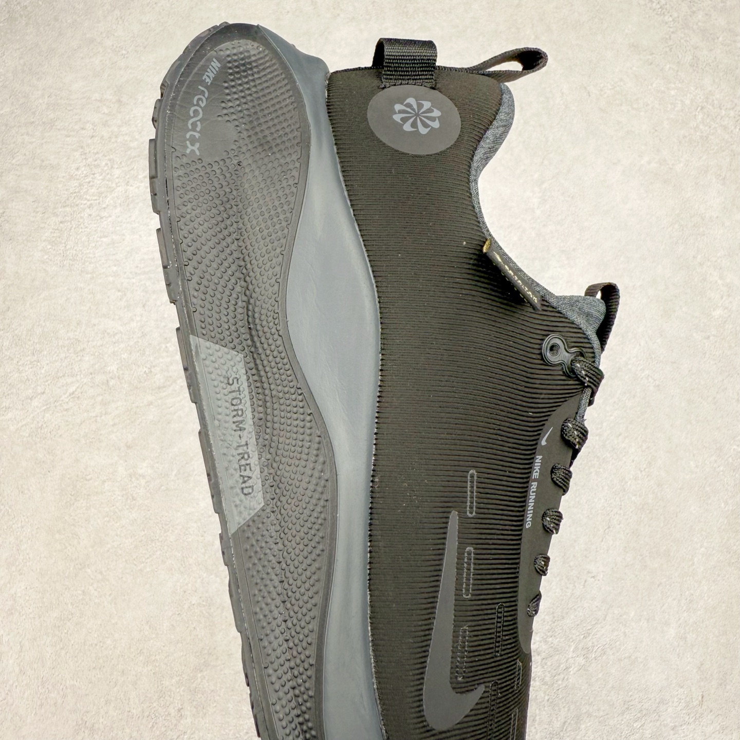 图片[6]-NK React Infinity Run Flyknit 4 GORE-TEX 低帮休闲跑步鞋防水公路助力畅跑 鞋身融入 GORE-TEX 防水层 搭配柔软鞋口在下雨时帮助双足保持干爽舒适 结合 NK ReactX 泡绵提供高出 React 泡绵 13% 的能量回馈 尺码：36 36.5 37.5 38 38.5 39 40 40.5 41.5 42 42.5 43 44 44.5 45-选品中心