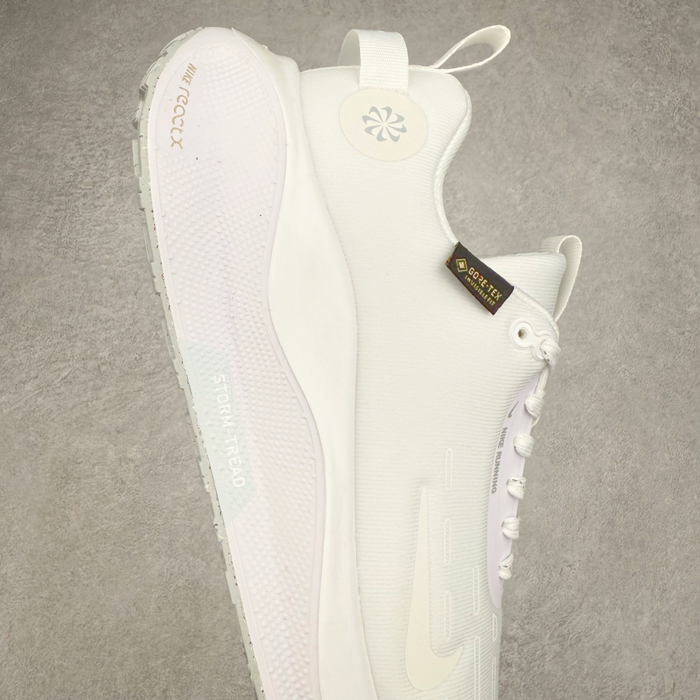 图片[6]-NK React Infinity Run Flyknit 4 GORE-TEX 低帮休闲跑步鞋防水公路助力畅跑 鞋身融入 GORE-TEX 防水层 搭配柔软鞋口在下雨时帮助双足保持干爽舒适 结合 NK ReactX 泡绵提供高出 React 泡绵 13% 的能量回馈 尺码：36 36.5 37.5 38 38.5 39 40 40.5 41.5 42 42.5 43 44 44.5 45-选品中心