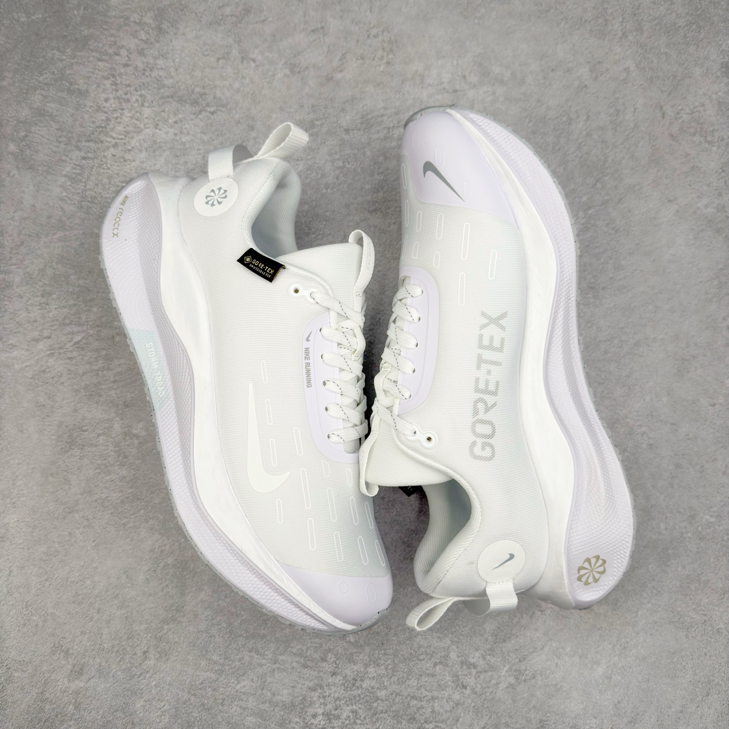 图片[3]-NK React Infinity Run Flyknit 4 GORE-TEX 低帮休闲跑步鞋防水公路助力畅跑 鞋身融入 GORE-TEX 防水层 搭配柔软鞋口在下雨时帮助双足保持干爽舒适 结合 NK ReactX 泡绵提供高出 React 泡绵 13% 的能量回馈 尺码：36 36.5 37.5 38 38.5 39 40 40.5 41.5 42 42.5 43 44 44.5 45-选品中心