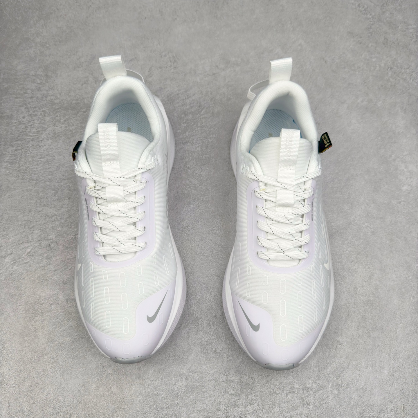 图片[2]-NK React Infinity Run Flyknit 4 GORE-TEX 低帮休闲跑步鞋防水公路助力畅跑 鞋身融入 GORE-TEX 防水层 搭配柔软鞋口在下雨时帮助双足保持干爽舒适 结合 NK ReactX 泡绵提供高出 React 泡绵 13% 的能量回馈 尺码：36 36.5 37.5 38 38.5 39 40 40.5 41.5 42 42.5 43 44 44.5 45-选品中心