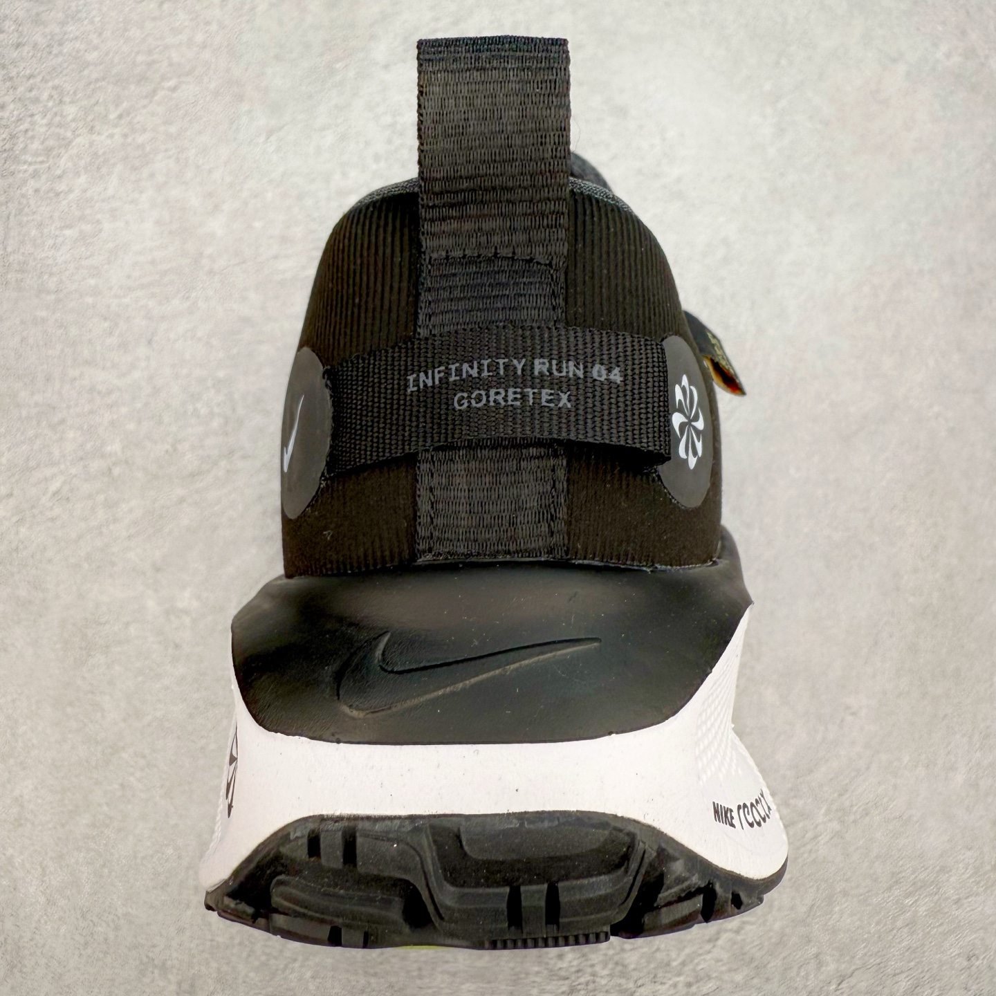 图片[8]-NK React Infinity Run Flyknit 4 GORE-TEX 低帮休闲跑步鞋防水公路助力畅跑 鞋身融入 GORE-TEX 防水层 搭配柔软鞋口在下雨时帮助双足保持干爽舒适 结合 NK ReactX 泡绵提供高出 React 泡绵 13% 的能量回馈 尺码：36 36.5 37.5 38 38.5 39 40 40.5 41.5 42 42.5 43 44 44.5 45-选品中心