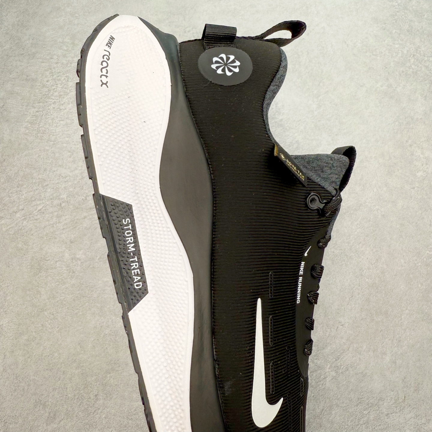 图片[6]-NK React Infinity Run Flyknit 4 GORE-TEX 低帮休闲跑步鞋防水公路助力畅跑 鞋身融入 GORE-TEX 防水层 搭配柔软鞋口在下雨时帮助双足保持干爽舒适 结合 NK ReactX 泡绵提供高出 React 泡绵 13% 的能量回馈 尺码：36 36.5 37.5 38 38.5 39 40 40.5 41.5 42 42.5 43 44 44.5 45-选品中心