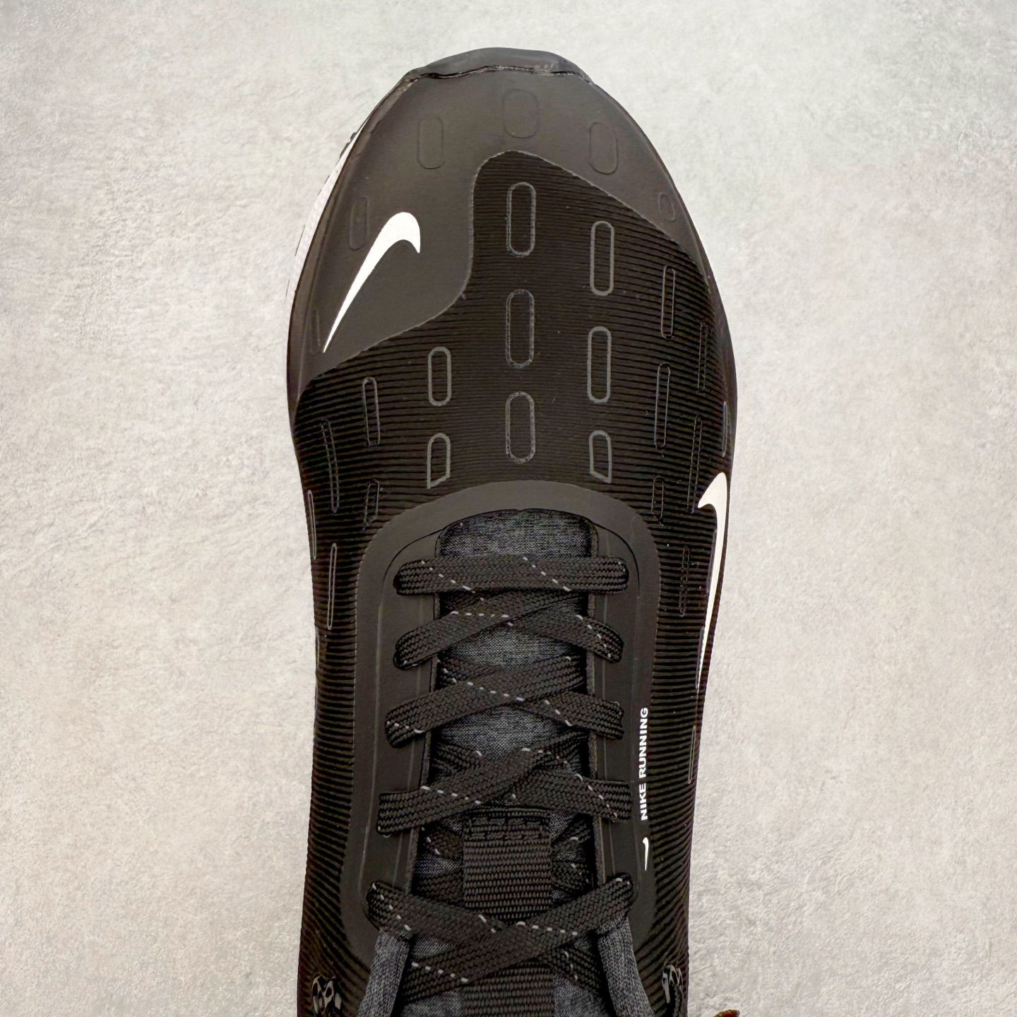 图片[4]-NK React Infinity Run Flyknit 4 GORE-TEX 低帮休闲跑步鞋防水公路助力畅跑 鞋身融入 GORE-TEX 防水层 搭配柔软鞋口在下雨时帮助双足保持干爽舒适 结合 NK ReactX 泡绵提供高出 React 泡绵 13% 的能量回馈 尺码：36 36.5 37.5 38 38.5 39 40 40.5 41.5 42 42.5 43 44 44.5 45-选品中心