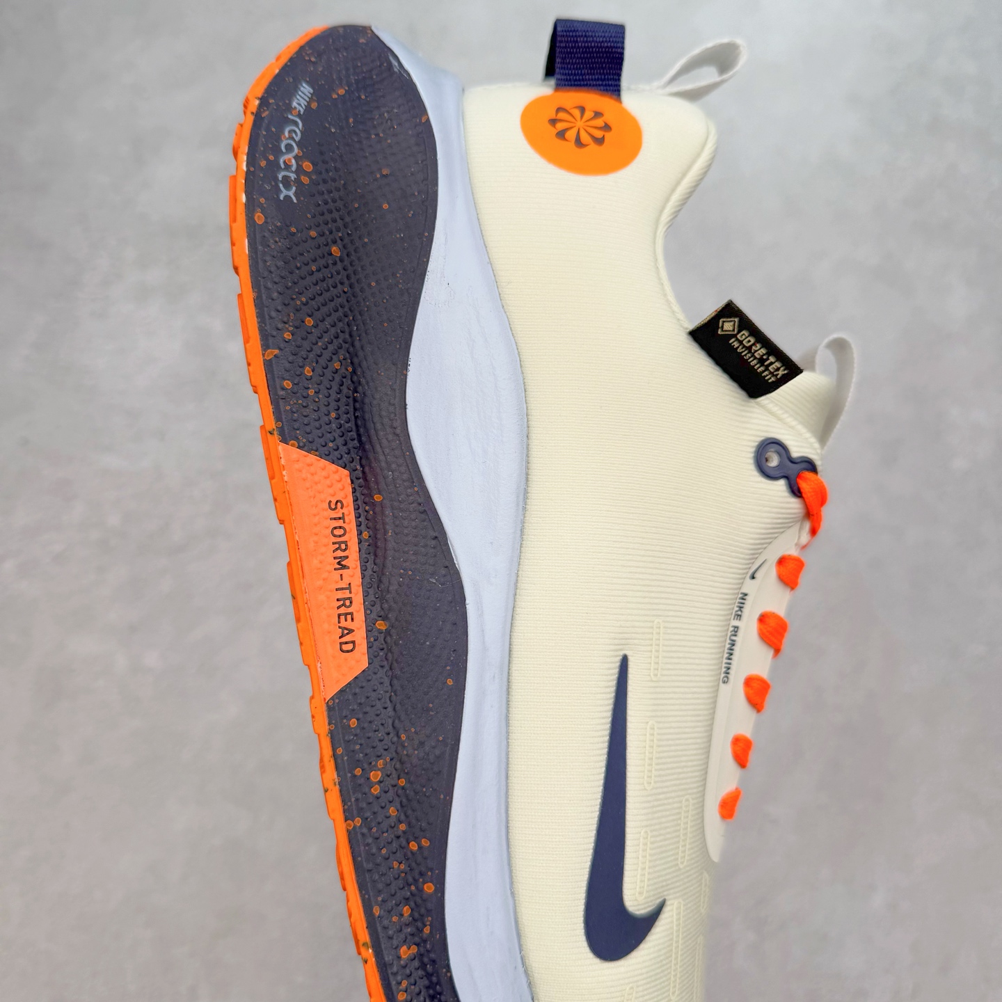 图片[6]-NK React Infinity Run Flyknit 4 GORE-TEX 低帮休闲跑步鞋防水公路助力畅跑 鞋身融入 GORE-TEX 防水层 搭配柔软鞋口在下雨时帮助双足保持干爽舒适 结合 NK ReactX 泡绵提供高出 React 泡绵 13% 的能量回馈 尺码：36 36.5 37.5 38 38.5 39 40 40.5 41.5 42 42.5 43 44 44.5 45-选品中心