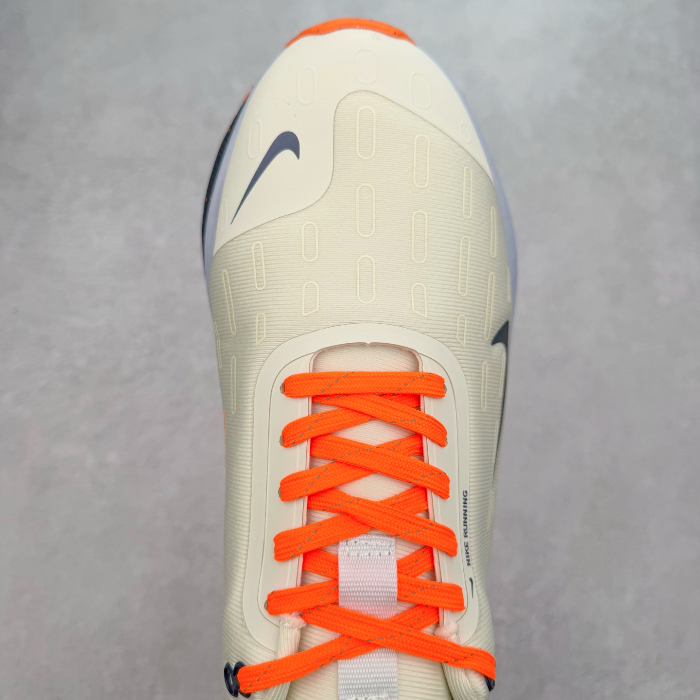 图片[4]-NK React Infinity Run Flyknit 4 GORE-TEX 低帮休闲跑步鞋防水公路助力畅跑 鞋身融入 GORE-TEX 防水层 搭配柔软鞋口在下雨时帮助双足保持干爽舒适 结合 NK ReactX 泡绵提供高出 React 泡绵 13% 的能量回馈 尺码：36 36.5 37.5 38 38.5 39 40 40.5 41.5 42 42.5 43 44 44.5 45-选品中心