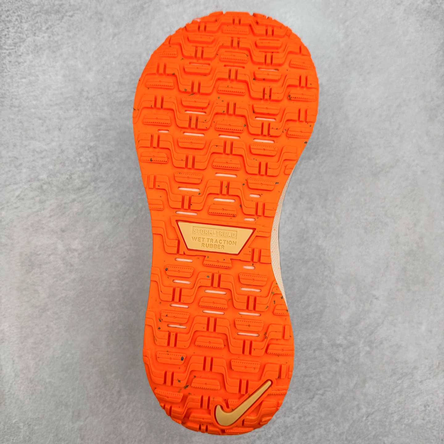 图片[9]-NK React Infinity Run Flyknit 4 GORE-TEX 低帮休闲跑步鞋防水公路助力畅跑 鞋身融入 GORE-TEX 防水层 搭配柔软鞋口在下雨时帮助双足保持干爽舒适 结合 NK ReactX 泡绵提供高出 React 泡绵 13% 的能量回馈 尺码：36 36.5 37.5 38 38.5 39 40 40.5 41.5 42 42.5 43 44 44.5 45-选品中心