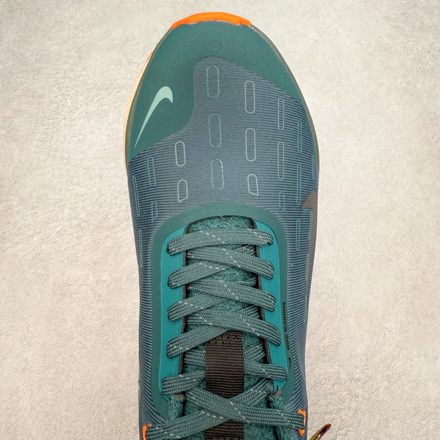 图片[4]-NK React Infinity Run Flyknit 4 GORE-TEX 低帮休闲跑步鞋防水公路助力畅跑 鞋身融入 GORE-TEX 防水层 搭配柔软鞋口在下雨时帮助双足保持干爽舒适 结合 NK ReactX 泡绵提供高出 React 泡绵 13% 的能量回馈 尺码：36 36.5 37.5 38 38.5 39 40 40.5 41.5 42 42.5 43 44 44.5 45-选品中心