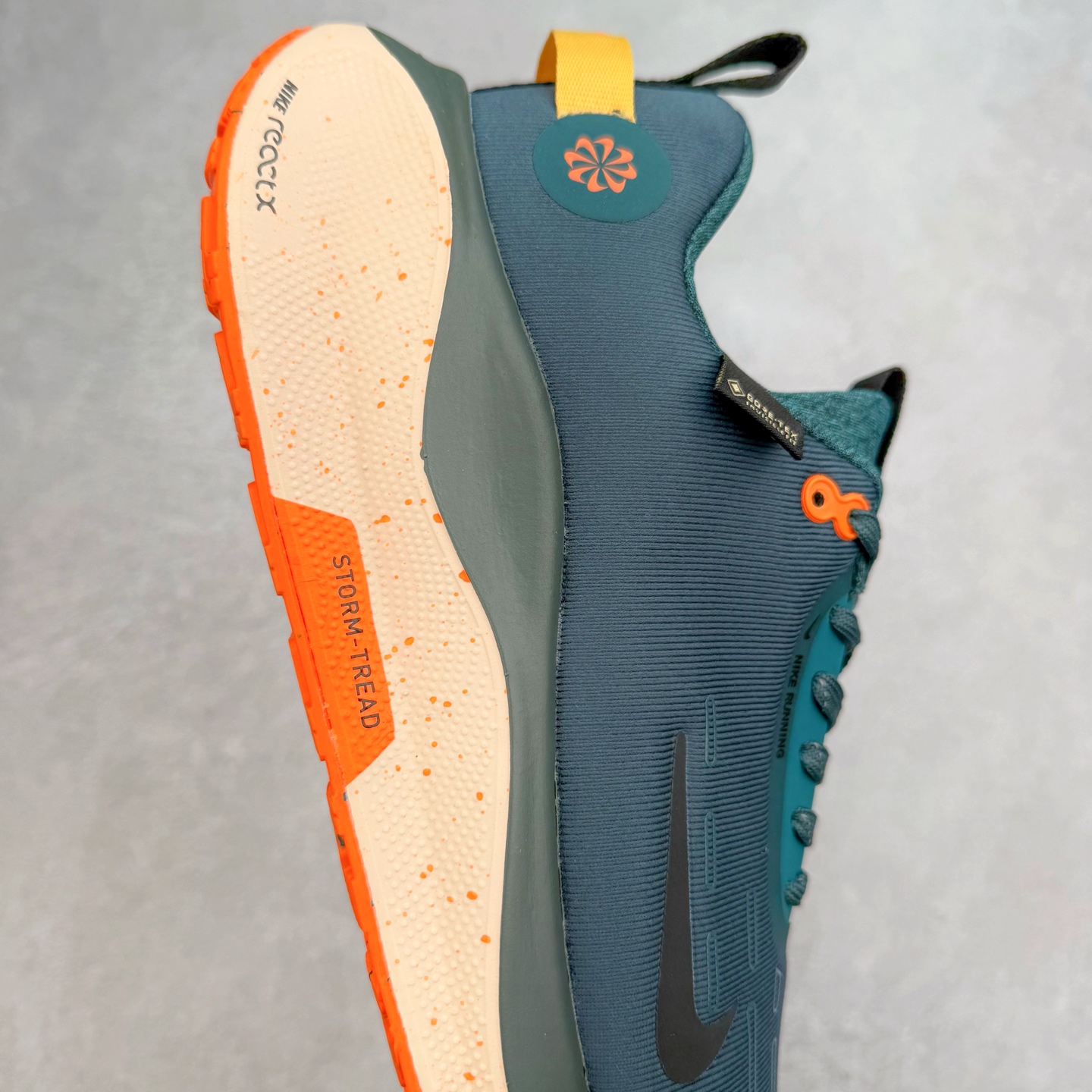 图片[6]-NK React Infinity Run Flyknit 4 GORE-TEX 低帮休闲跑步鞋防水公路助力畅跑 鞋身融入 GORE-TEX 防水层 搭配柔软鞋口在下雨时帮助双足保持干爽舒适 结合 NK ReactX 泡绵提供高出 React 泡绵 13% 的能量回馈 尺码：36 36.5 37.5 38 38.5 39 40 40.5 41.5 42 42.5 43 44 44.5 45-选品中心