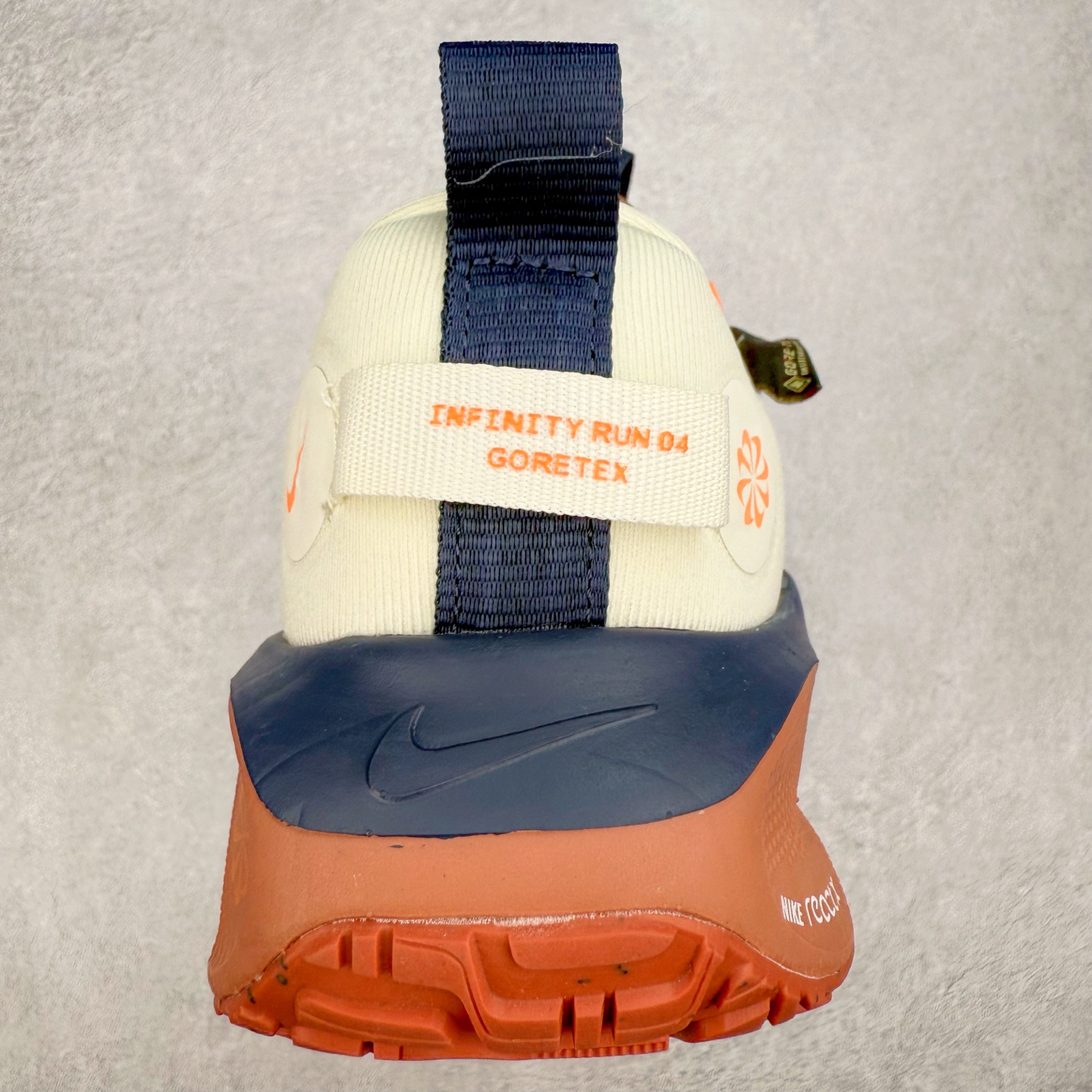 图片[8]-NK React Infinity Run Flyknit 4 GORE-TEX 低帮休闲跑步鞋防水公路助力畅跑 鞋身融入 GORE-TEX 防水层 搭配柔软鞋口在下雨时帮助双足保持干爽舒适 结合 NK ReactX 泡绵提供高出 React 泡绵 13% 的能量回馈 尺码：36 36.5 37.5 38 38.5 39 40 40.5 41.5 42 42.5 43 44 44.5 45-选品中心