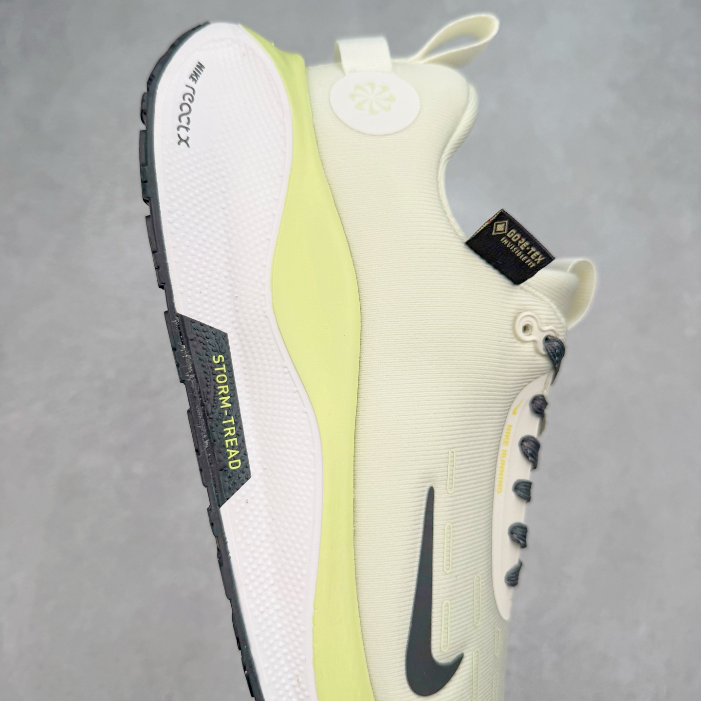 图片[6]-NK React Infinity Run Flyknit 4 GORE-TEX 低帮休闲跑步鞋防水公路助力畅跑 鞋身融入 GORE-TEX 防水层 搭配柔软鞋口在下雨时帮助双足保持干爽舒适 结合 NK ReactX 泡绵提供高出 React 泡绵 13% 的能量回馈 尺码：36 36.5 37.5 38 38.5 39 40 40.5 41.5 42 42.5 43 44 44.5 45-选品中心