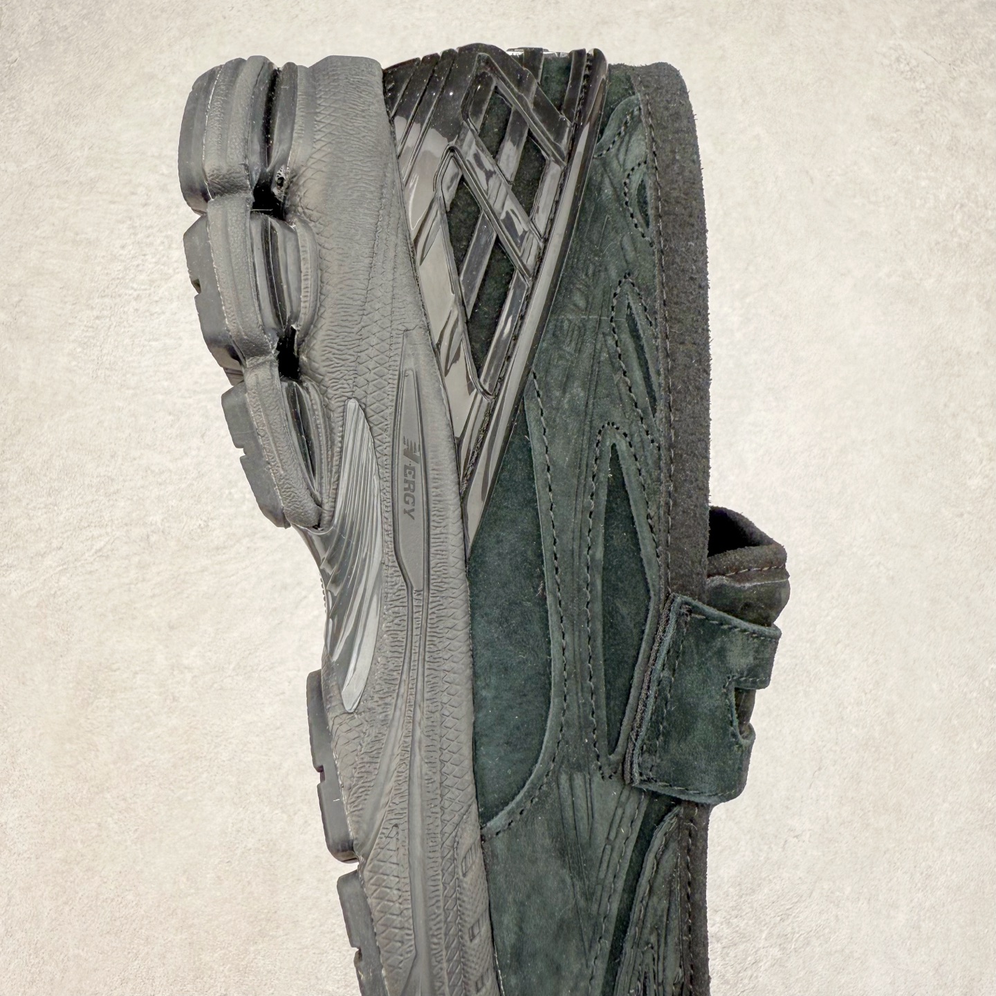 图片[6]-JUNYA WATANABE x New Balance NB 1906R 新百伦联名款舒适百搭防滑低帮生活休闲鞋乐福鞋 Junya Watanabe 和 New Balance 再次联手，推出了全新的合作款——1906 Loafer。这款跨越运动鞋与皮鞋界限的设计。设计将 New Balance 1906R 的技术与经典皮革便鞋的风格完美融合。厚实的鞋底与精致的漆皮鞋面，不仅保留了运动鞋的舒适感，还能轻松驾驭休闲与正式造型。一位国外鞋友对此鞋的评价颇具趣味：“这是开完重要会议后，立马开始 5K 长跑的理想鞋款。”-选品中心