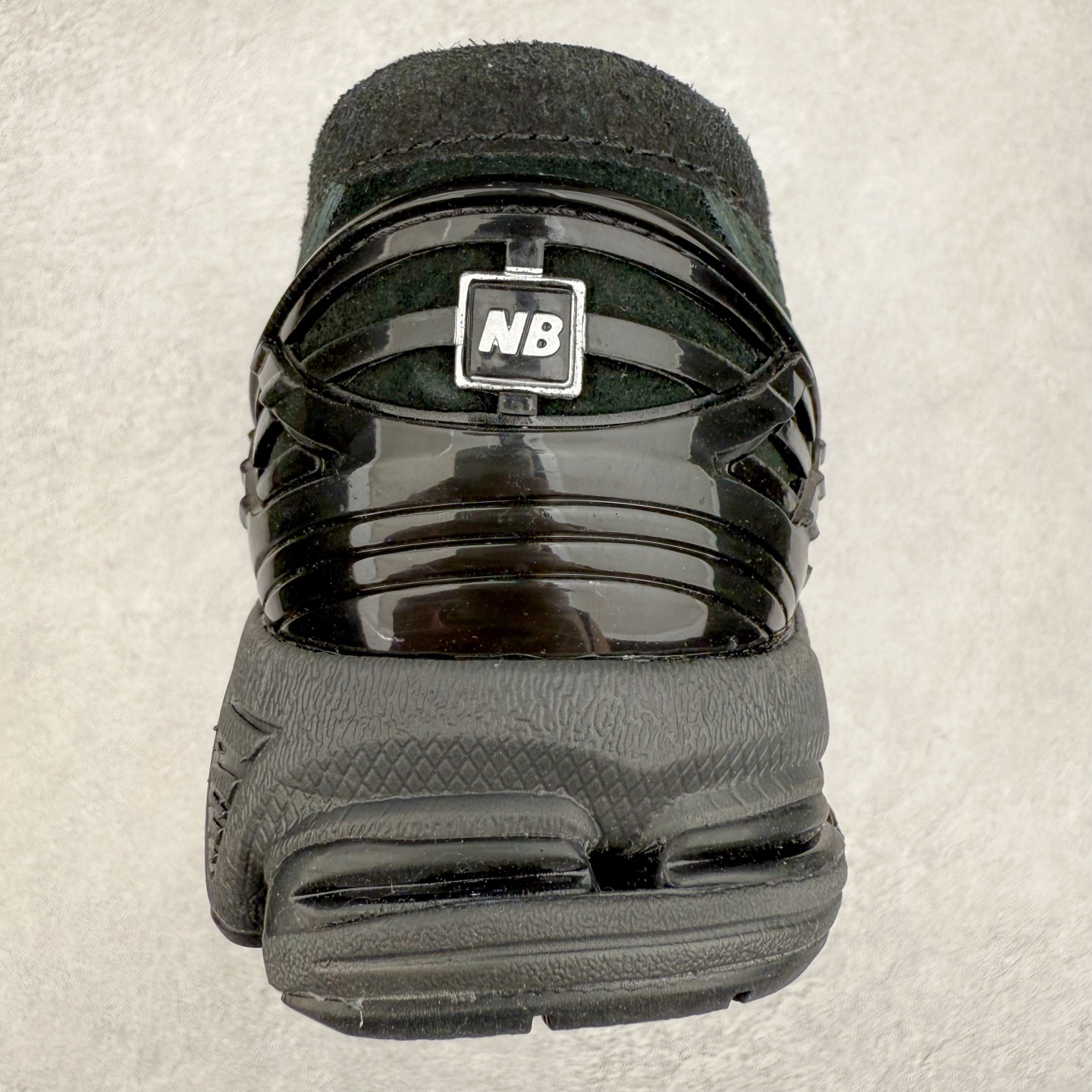 图片[8]-JUNYA WATANABE x New Balance NB 1906R 新百伦联名款舒适百搭防滑低帮生活休闲鞋乐福鞋 Junya Watanabe 和 New Balance 再次联手，推出了全新的合作款——1906 Loafer。这款跨越运动鞋与皮鞋界限的设计。设计将 New Balance 1906R 的技术与经典皮革便鞋的风格完美融合。厚实的鞋底与精致的漆皮鞋面，不仅保留了运动鞋的舒适感，还能轻松驾驭休闲与正式造型。一位国外鞋友对此鞋的评价颇具趣味：“这是开完重要会议后，立马开始 5K 长跑的理想鞋款。”-选品中心