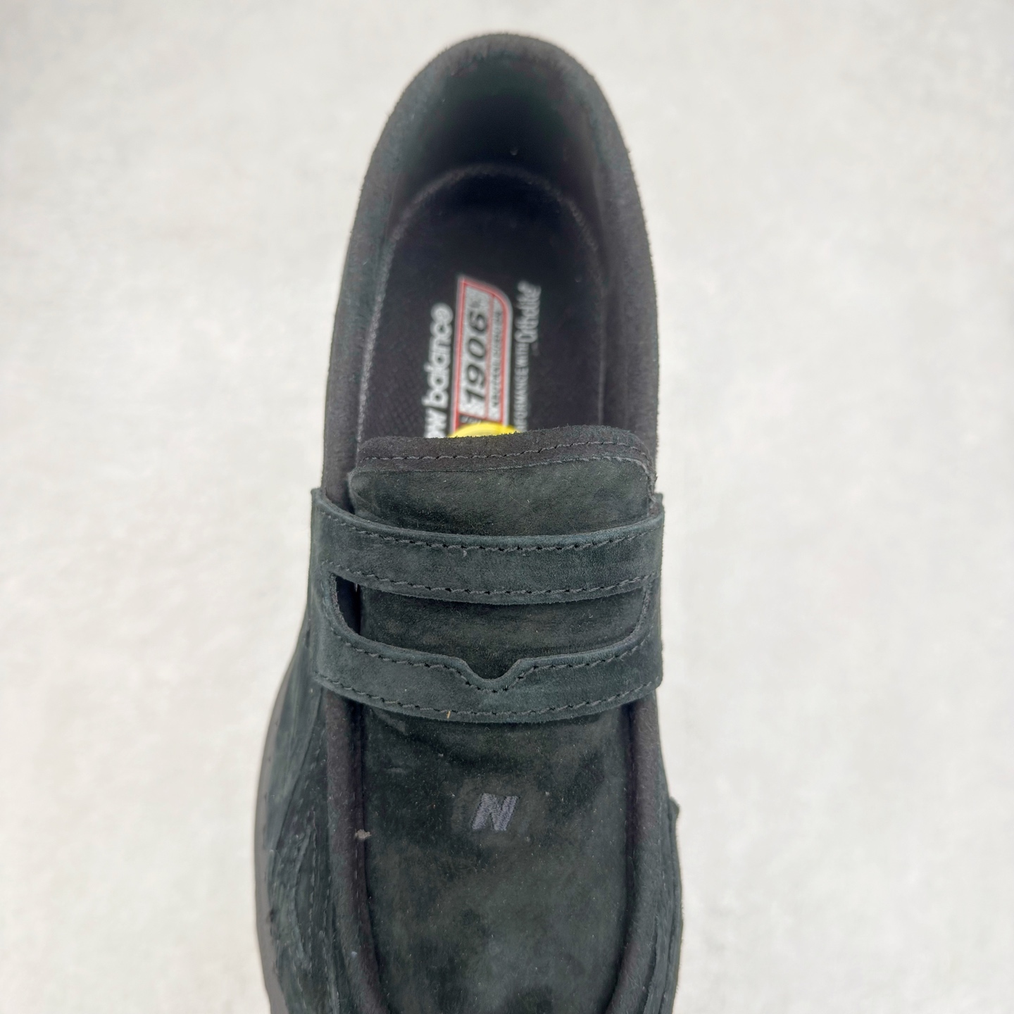 图片[5]-JUNYA WATANABE x New Balance NB 1906R 新百伦联名款舒适百搭防滑低帮生活休闲鞋乐福鞋 Junya Watanabe 和 New Balance 再次联手，推出了全新的合作款——1906 Loafer。这款跨越运动鞋与皮鞋界限的设计。设计将 New Balance 1906R 的技术与经典皮革便鞋的风格完美融合。厚实的鞋底与精致的漆皮鞋面，不仅保留了运动鞋的舒适感，还能轻松驾驭休闲与正式造型。一位国外鞋友对此鞋的评价颇具趣味：“这是开完重要会议后，立马开始 5K 长跑的理想鞋款。”-选品中心