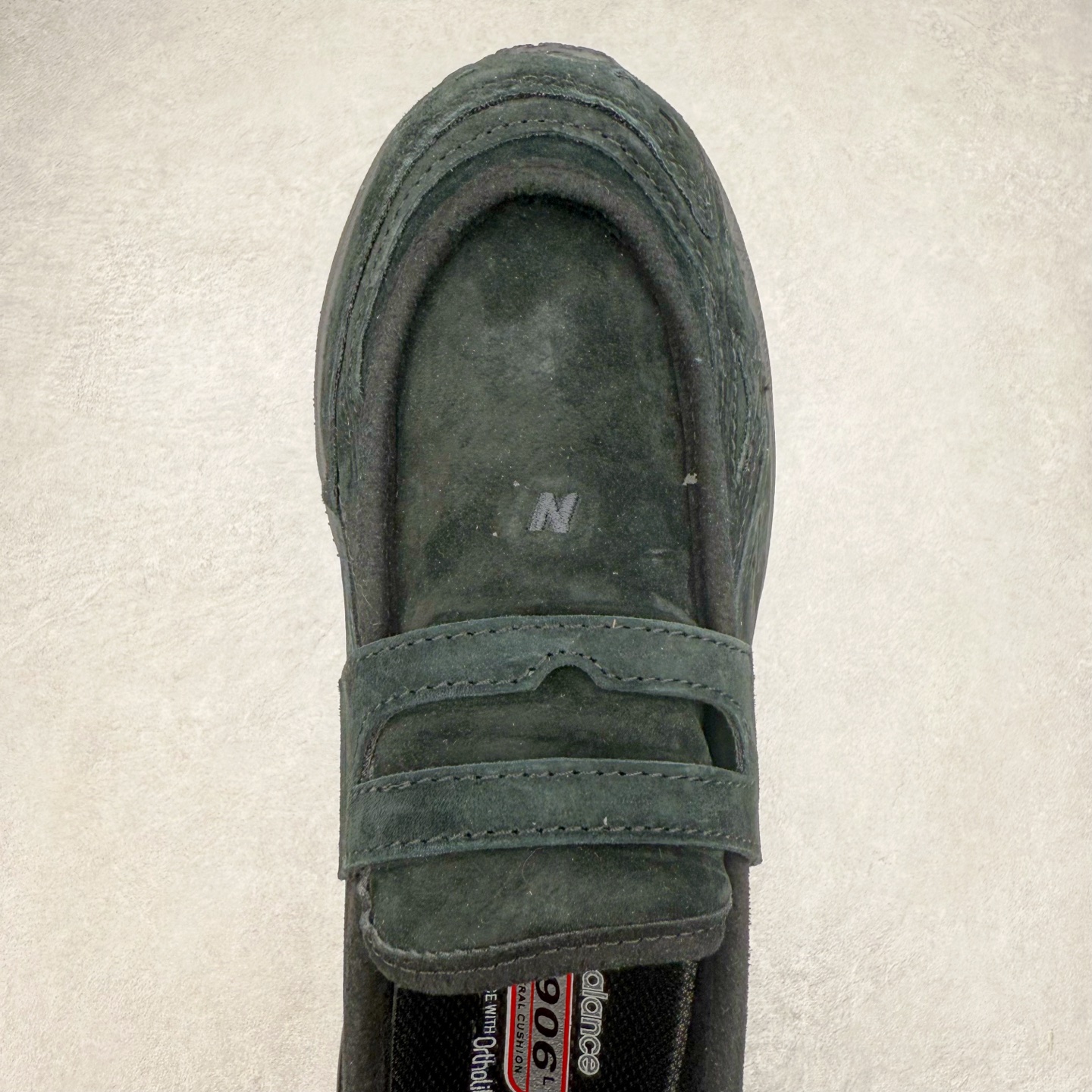 图片[4]-JUNYA WATANABE x New Balance NB 1906R 新百伦联名款舒适百搭防滑低帮生活休闲鞋乐福鞋 Junya Watanabe 和 New Balance 再次联手，推出了全新的合作款——1906 Loafer。这款跨越运动鞋与皮鞋界限的设计。设计将 New Balance 1906R 的技术与经典皮革便鞋的风格完美融合。厚实的鞋底与精致的漆皮鞋面，不仅保留了运动鞋的舒适感，还能轻松驾驭休闲与正式造型。一位国外鞋友对此鞋的评价颇具趣味：“这是开完重要会议后，立马开始 5K 长跑的理想鞋款。”-选品中心