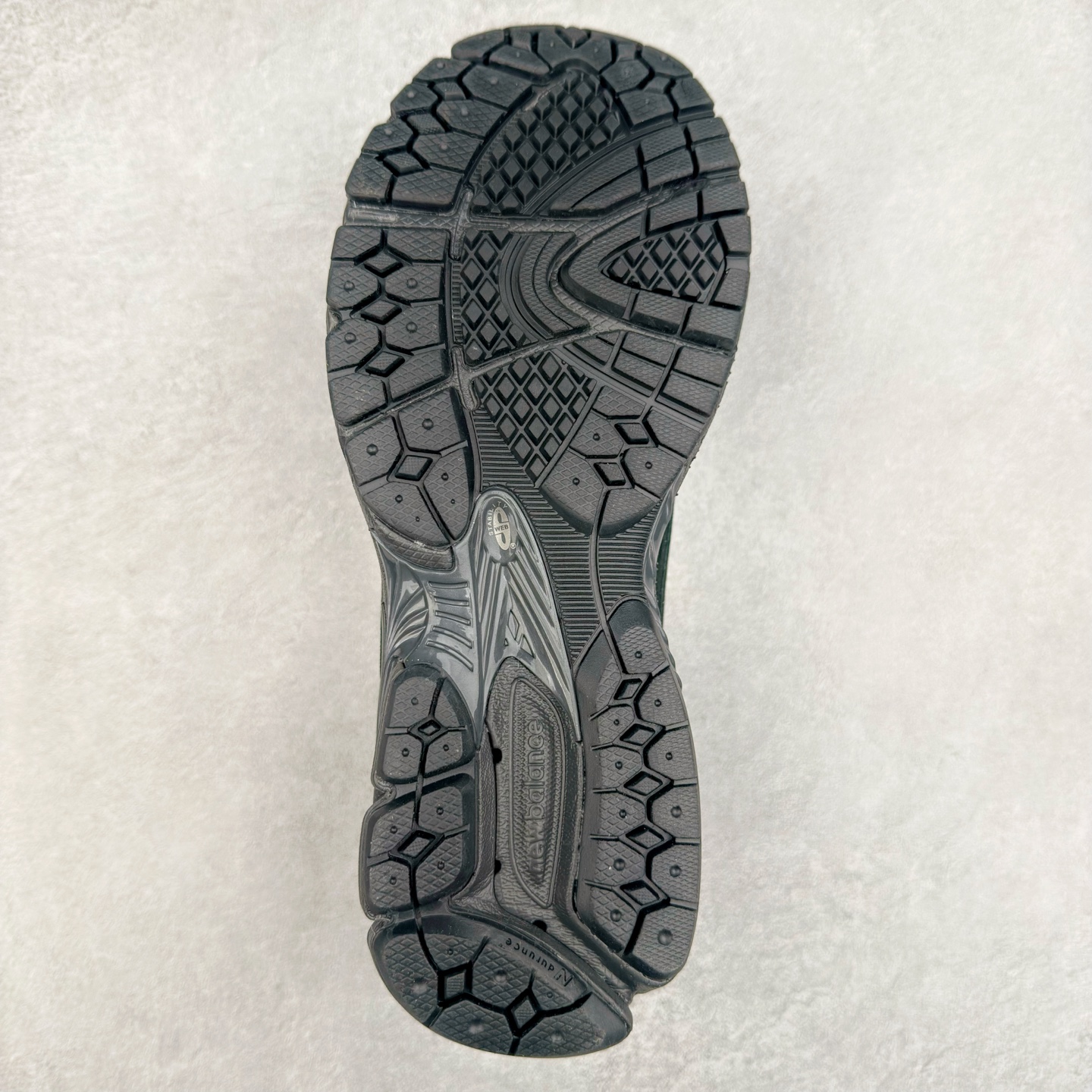 图片[9]-JUNYA WATANABE x New Balance NB 1906R 新百伦联名款舒适百搭防滑低帮生活休闲鞋乐福鞋 Junya Watanabe 和 New Balance 再次联手，推出了全新的合作款——1906 Loafer。这款跨越运动鞋与皮鞋界限的设计。设计将 New Balance 1906R 的技术与经典皮革便鞋的风格完美融合。厚实的鞋底与精致的漆皮鞋面，不仅保留了运动鞋的舒适感，还能轻松驾驭休闲与正式造型。一位国外鞋友对此鞋的评价颇具趣味：“这是开完重要会议后，立马开始 5K 长跑的理想鞋款。”-选品中心