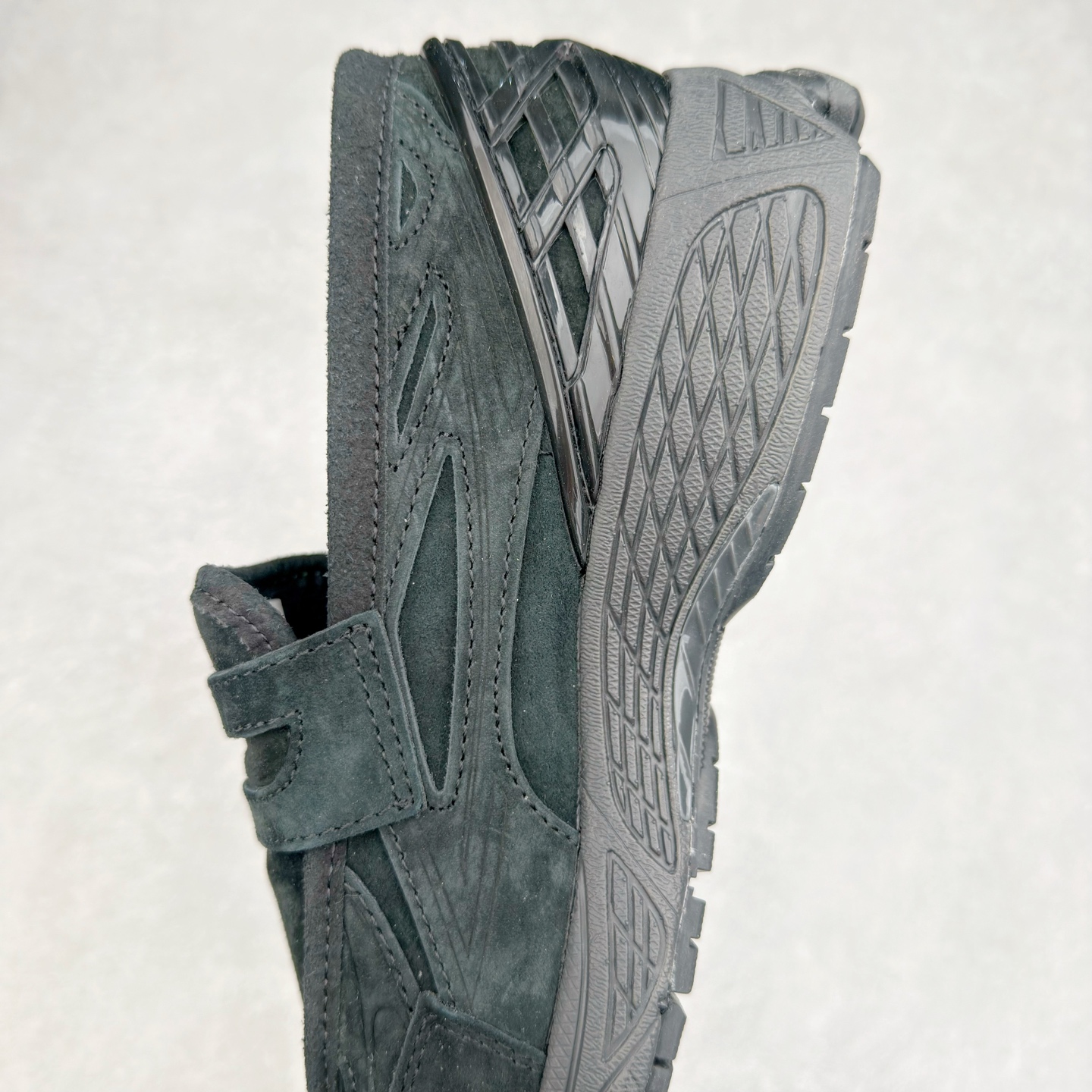 图片[7]-JUNYA WATANABE x New Balance NB 1906R 新百伦联名款舒适百搭防滑低帮生活休闲鞋乐福鞋 Junya Watanabe 和 New Balance 再次联手，推出了全新的合作款——1906 Loafer。这款跨越运动鞋与皮鞋界限的设计。设计将 New Balance 1906R 的技术与经典皮革便鞋的风格完美融合。厚实的鞋底与精致的漆皮鞋面，不仅保留了运动鞋的舒适感，还能轻松驾驭休闲与正式造型。一位国外鞋友对此鞋的评价颇具趣味：“这是开完重要会议后，立马开始 5K 长跑的理想鞋款。”-选品中心