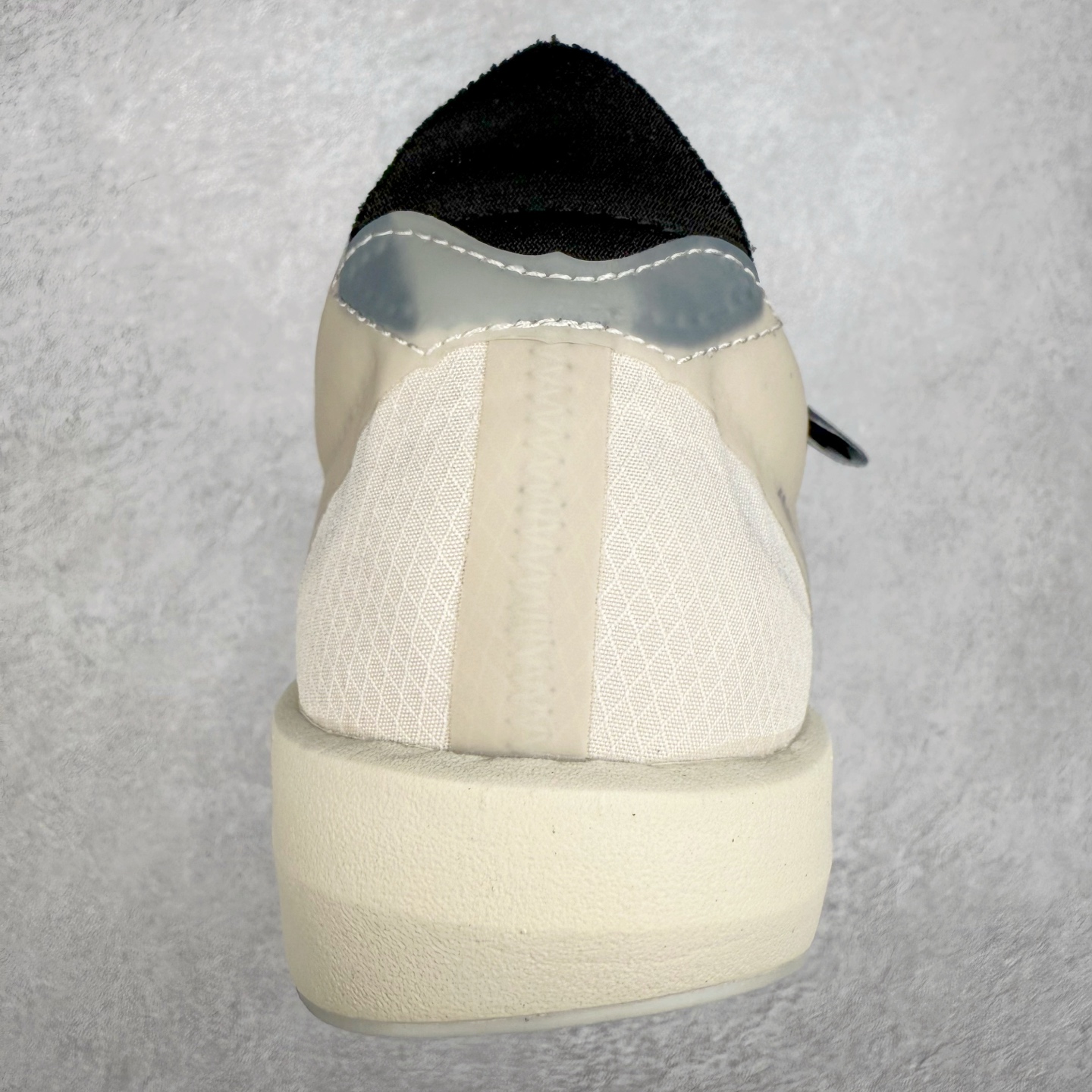 图片[8]-Y-3 Adizero Adios 9 时尚简约舒适潮流 织物耐磨低帮跑步鞋 JS3152 Y-3，这个由世界顶级设计师山本耀司（YohjiYamamoto）担任创意总监与adidas合作的全新品牌正式于2006春夏进入中国。品牌的Y代表YohjiYamamoto，而3则代表adidas三条线的logo。创意总监山本耀司将其个人品牌的简洁、极具设计感的风格融入Y-3，完美地给我们展现一个高档时尚的运动品牌形象。朴实与冷静是Y-3的基本形象概念。Y-3的时尚本质是运动的，被誉为“黑色魔法师\\\”的山本耀司使传统运动品牌adidas赫然跃上了Fashion的版面，运动装从此也登上大雅之堂。尺码：35.5 36 36.5 37 38 38.5 39 40 40.5 41 42 42.5 43 44 44.5 45-选品中心