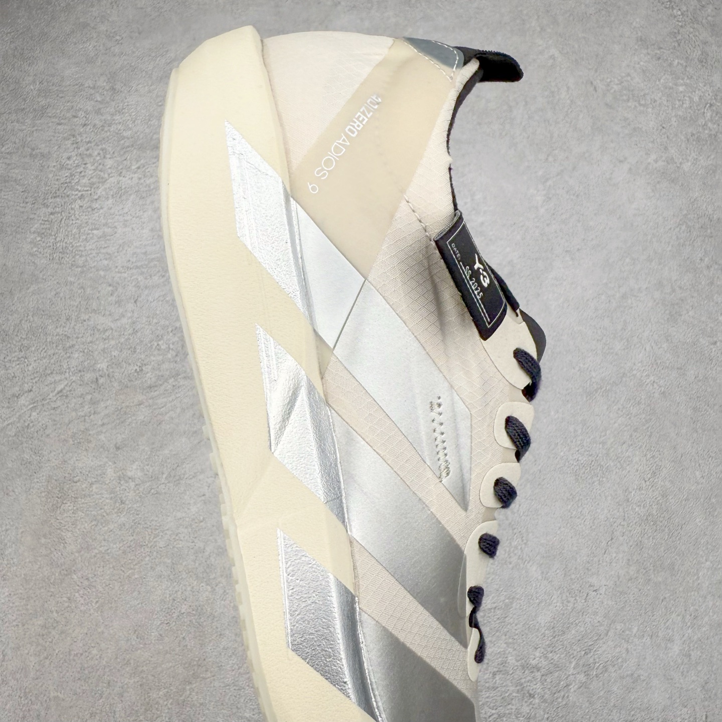 图片[6]-Y-3 Adizero Adios 9 时尚简约舒适潮流 织物耐磨低帮跑步鞋 JS3152 Y-3，这个由世界顶级设计师山本耀司（YohjiYamamoto）担任创意总监与adidas合作的全新品牌正式于2006春夏进入中国。品牌的Y代表YohjiYamamoto，而3则代表adidas三条线的logo。创意总监山本耀司将其个人品牌的简洁、极具设计感的风格融入Y-3，完美地给我们展现一个高档时尚的运动品牌形象。朴实与冷静是Y-3的基本形象概念。Y-3的时尚本质是运动的，被誉为“黑色魔法师\\\”的山本耀司使传统运动品牌adidas赫然跃上了Fashion的版面，运动装从此也登上大雅之堂。尺码：35.5 36 36.5 37 38 38.5 39 40 40.5 41 42 42.5 43 44 44.5 45-选品中心