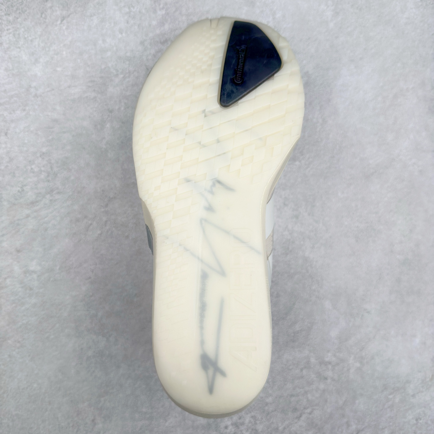 图片[9]-Y-3 Adizero Adios 9 时尚简约舒适潮流 织物耐磨低帮跑步鞋 JS3152 Y-3，这个由世界顶级设计师山本耀司（YohjiYamamoto）担任创意总监与adidas合作的全新品牌正式于2006春夏进入中国。品牌的Y代表YohjiYamamoto，而3则代表adidas三条线的logo。创意总监山本耀司将其个人品牌的简洁、极具设计感的风格融入Y-3，完美地给我们展现一个高档时尚的运动品牌形象。朴实与冷静是Y-3的基本形象概念。Y-3的时尚本质是运动的，被誉为“黑色魔法师\\\”的山本耀司使传统运动品牌adidas赫然跃上了Fashion的版面，运动装从此也登上大雅之堂。尺码：35.5 36 36.5 37 38 38.5 39 40 40.5 41 42 42.5 43 44 44.5 45-选品中心